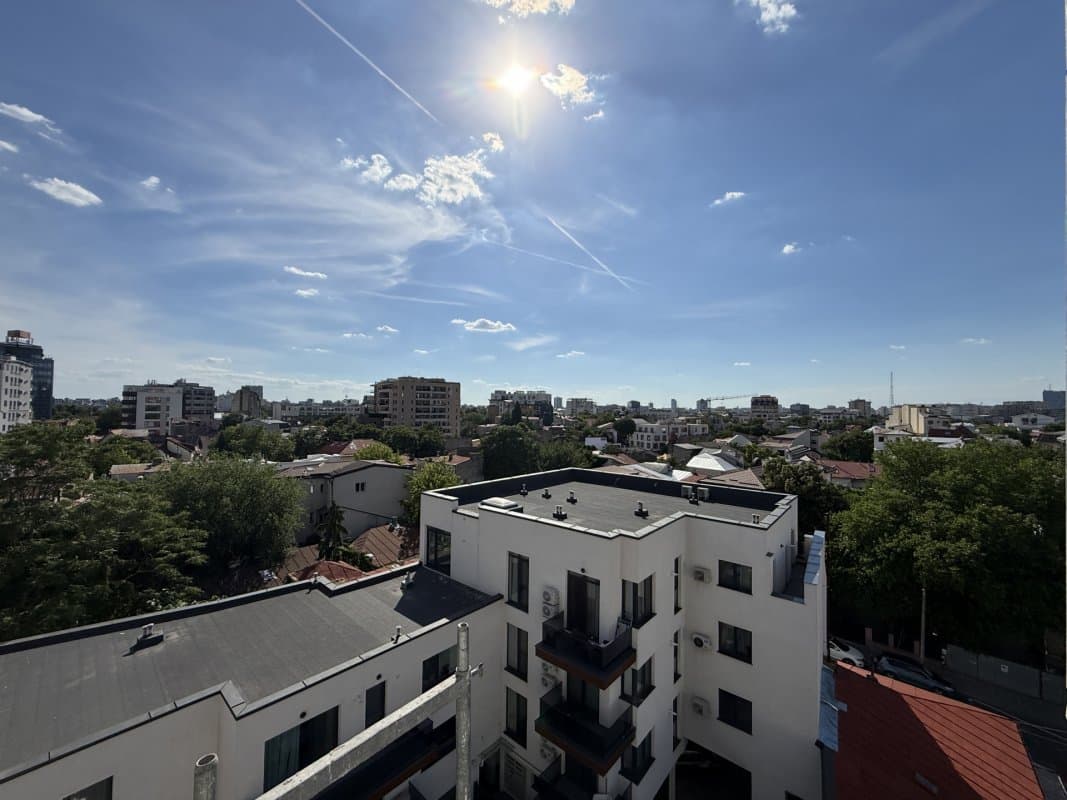 Panoramă urbană din balcon către cartier