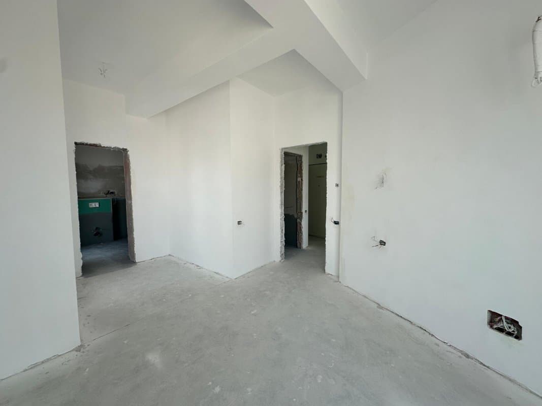 Coridor central cu ușile camerelor