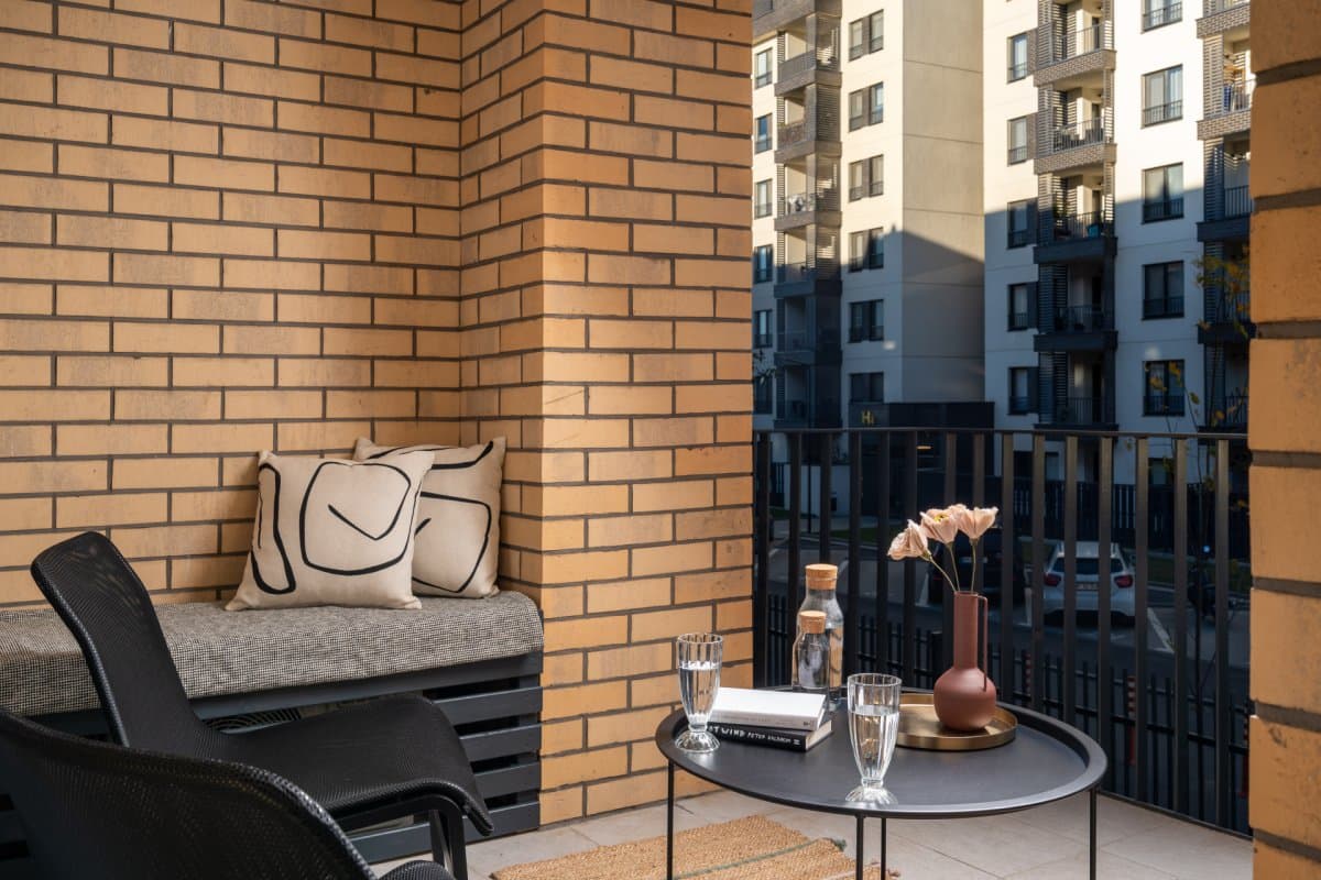Balcon cu scaun și vedere către cartier