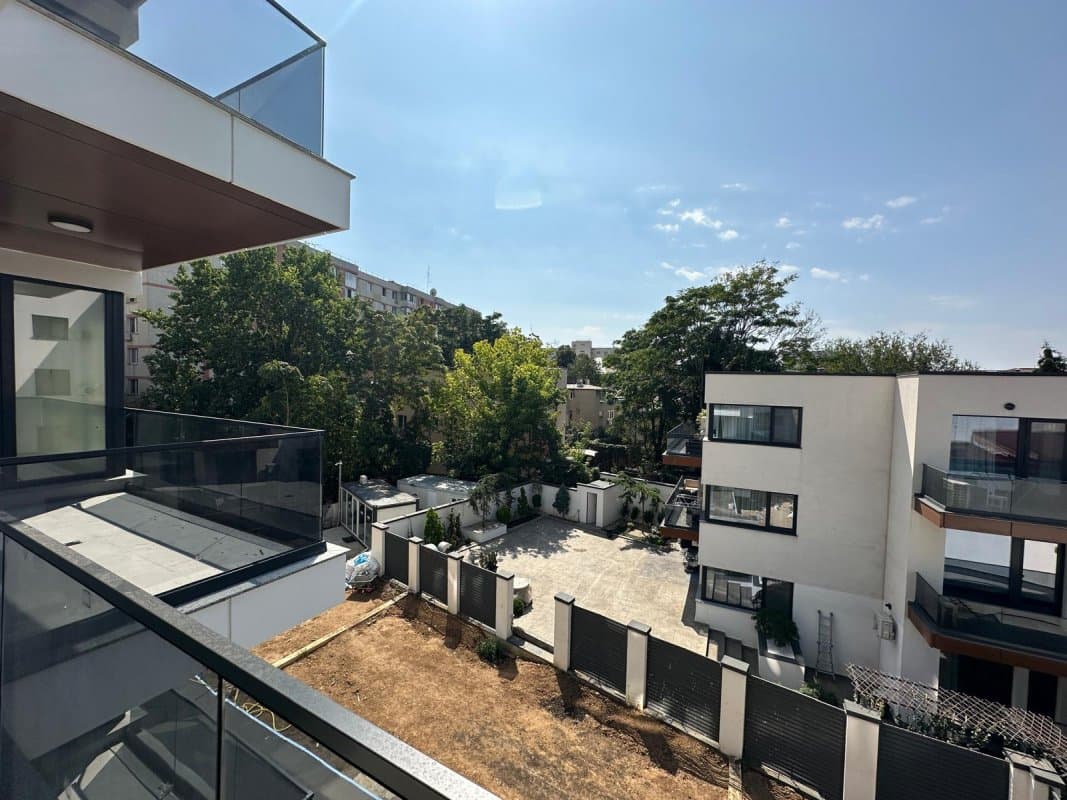 Cameră cu fereastră și pardoseală de beton
