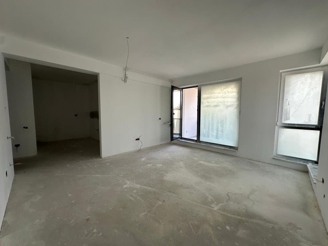 Curte comună cu plantații și zone de relaxare