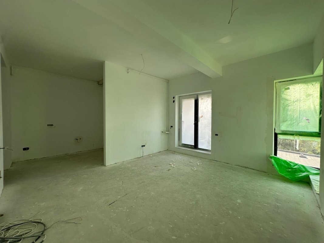 Living cu balcon și podea de beton
