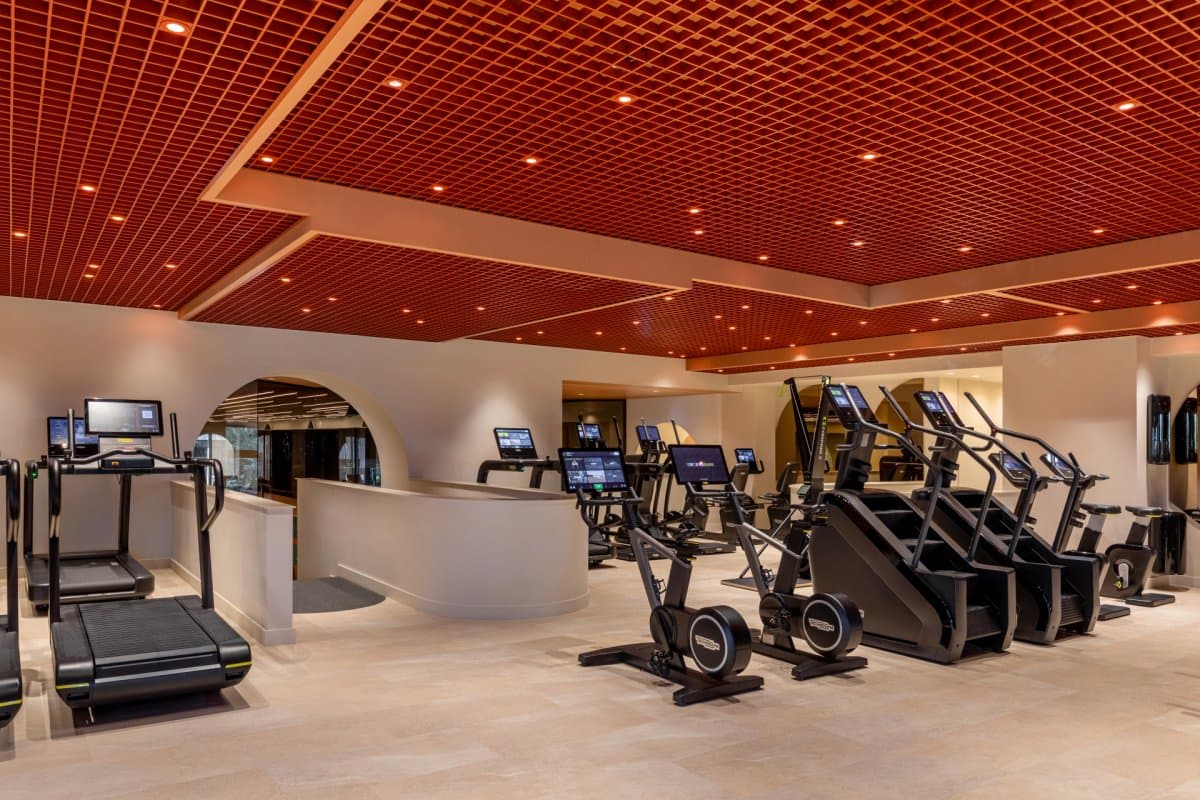 Sală de fitness cu aparate și echipamente de antrenament