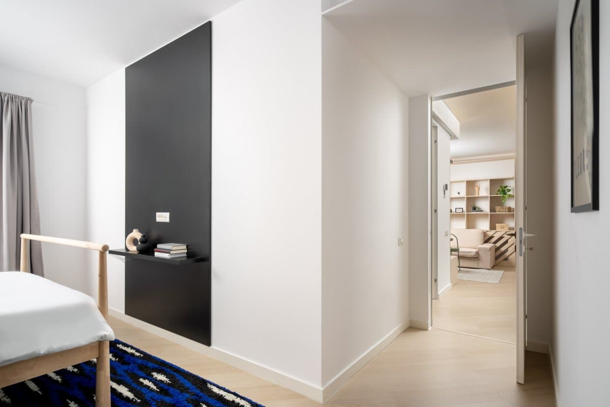 Dormitor cu perete accent negru