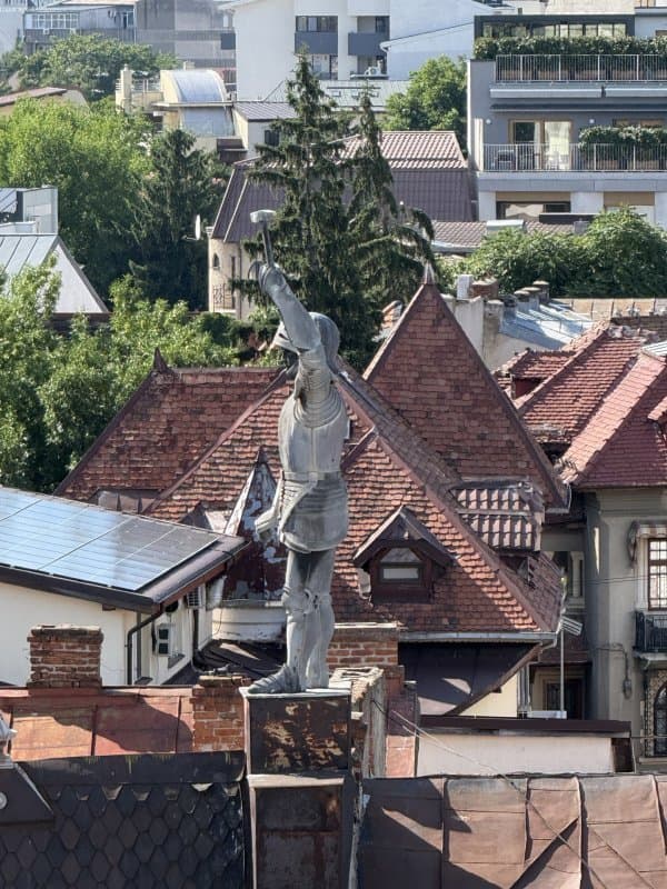 Vedere din curte către clădiri cu acoperis de țiglă