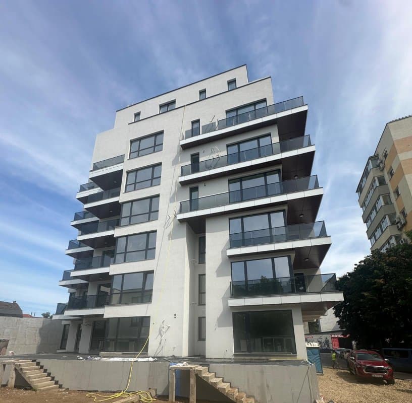 Hol de intrare cu ușă de ascensor și ușă de apartament