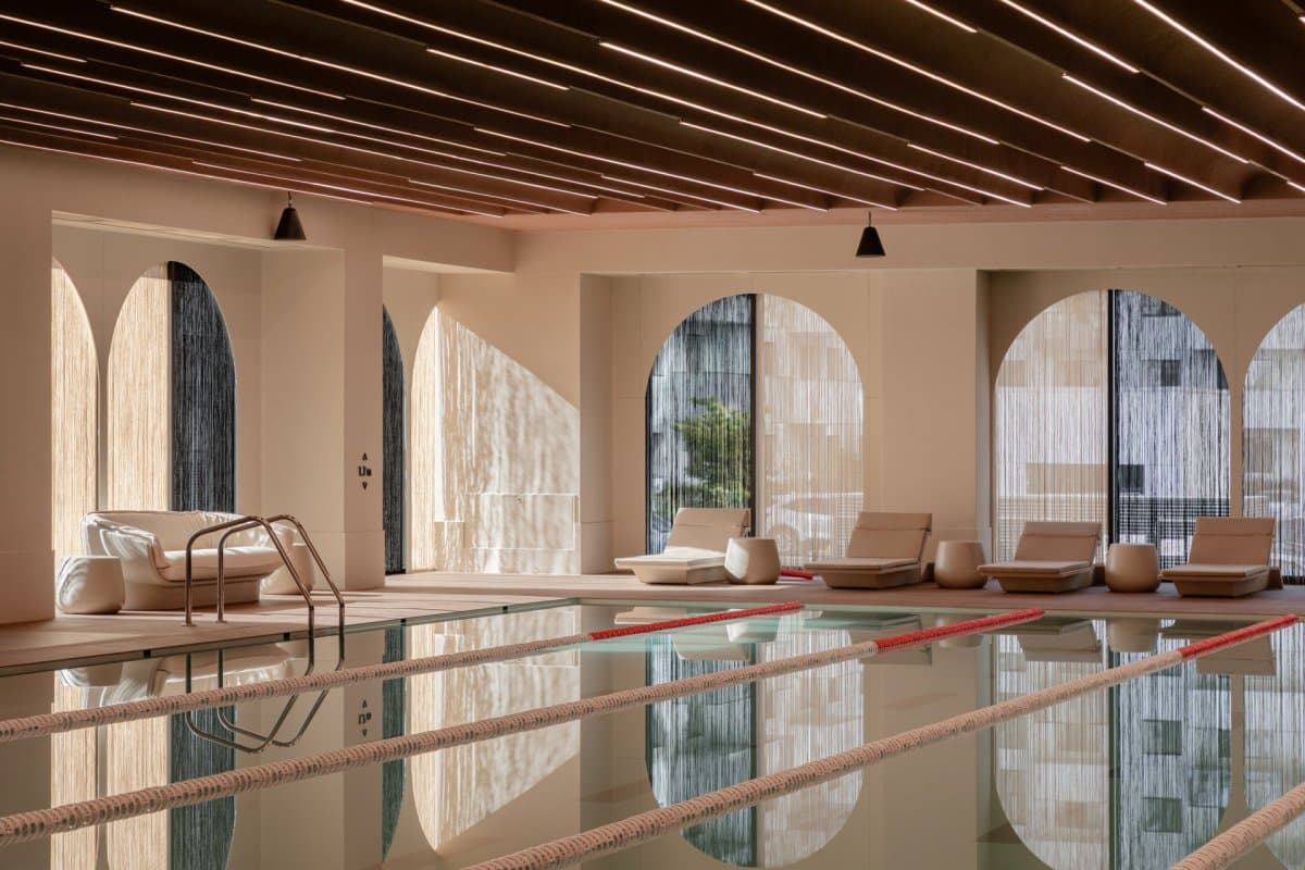 Sală comum cu piscină interioara
