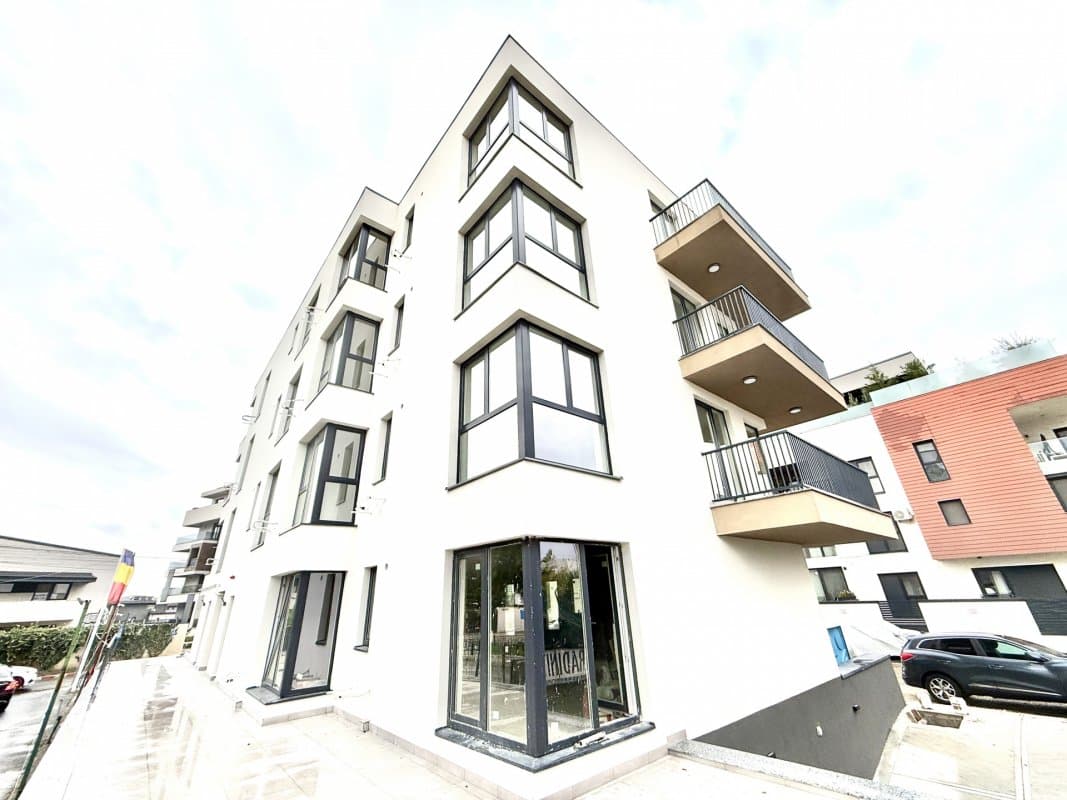 Clădire de apartamente, colț cu fațadă albă