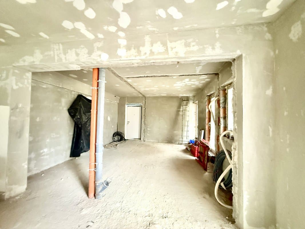 Cameră nefinisată, tavane fără plăci de gips