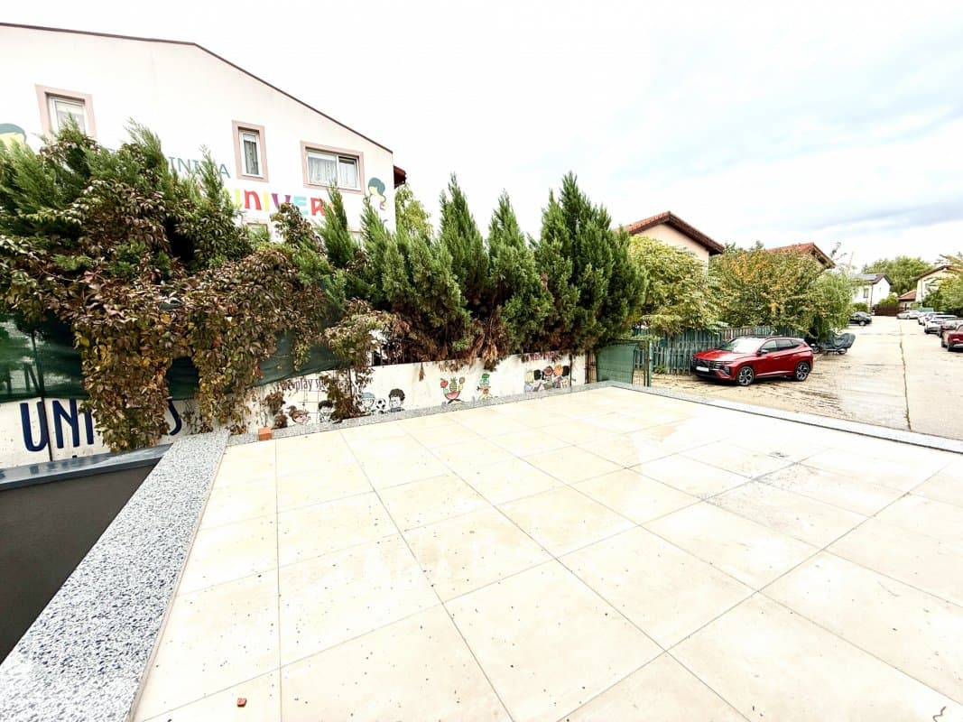 Apartament, 4 camere, Pipera — Fațada casei cu curte pavată și mașini parcate