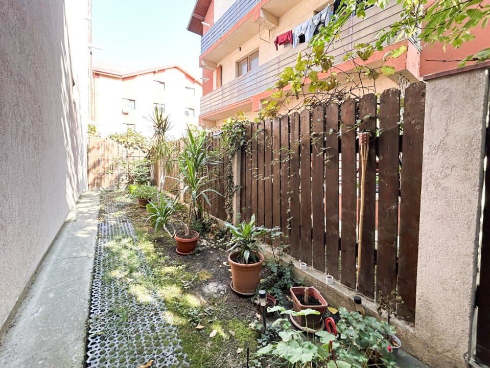 Curte interioară cu plante și pavaj