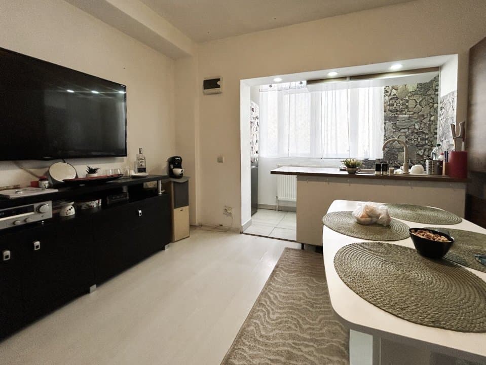 Apartament, 2 camere, Popești-Leordeni — Living deschis cu bucătănie și masă rotundă