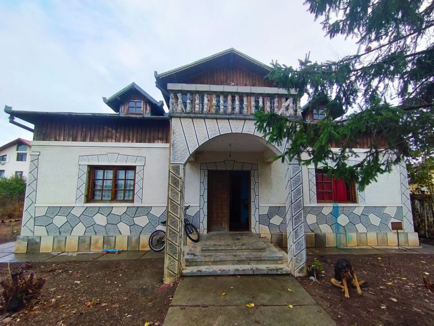 SE VINDE CASA FOARTE SPATIOASA CU TEREN 1200 MP IN LOCALITATEA CALUGARENI GR — Calugareni, Calugareni
