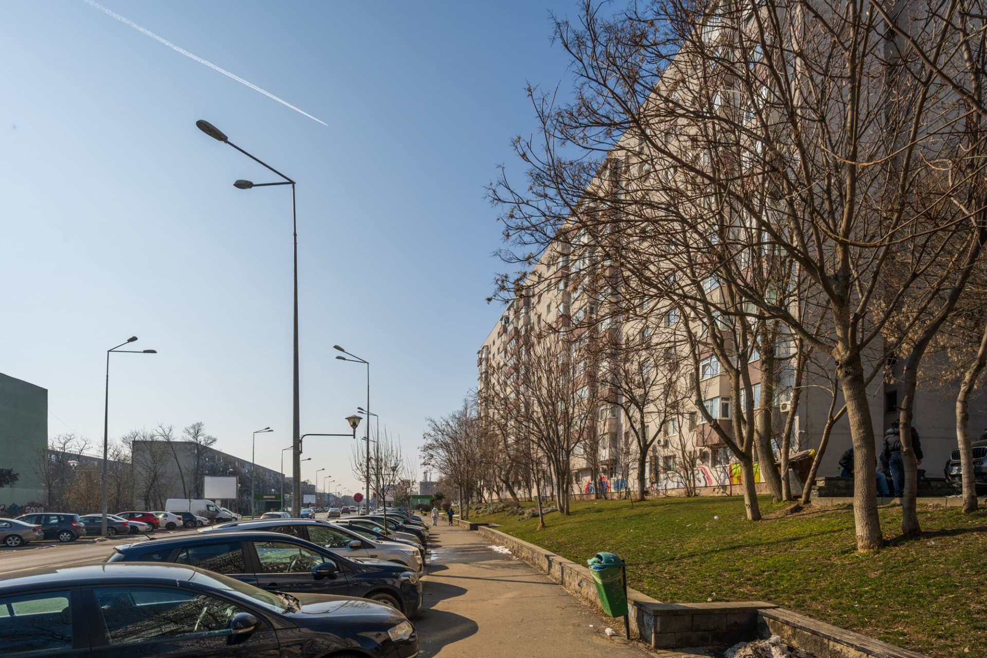 Parcare și zonă verde din cartier
