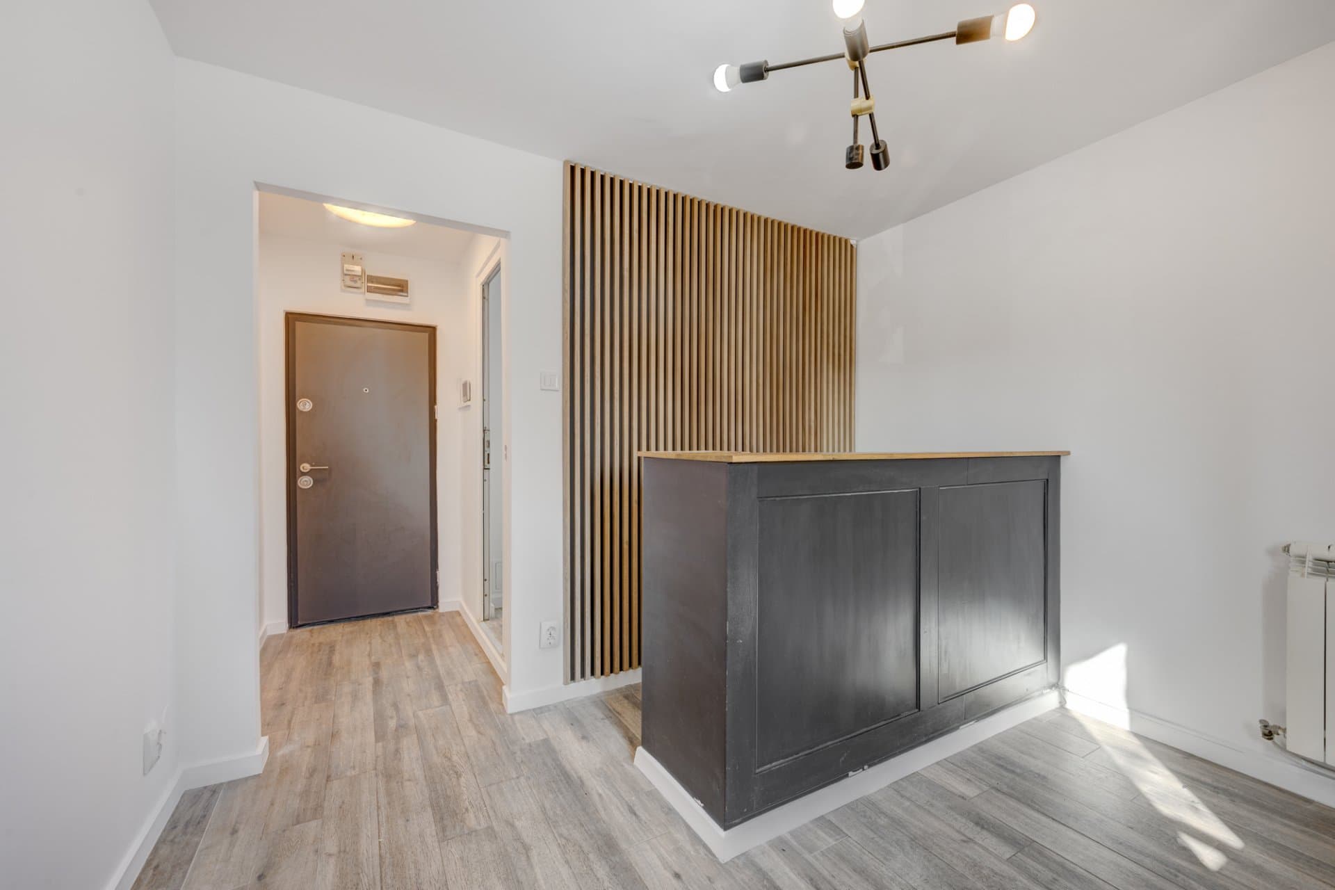 Apartament, 2 camere, Drumul Taberei — Hol de intrare cu nișă și grilaj din lemn