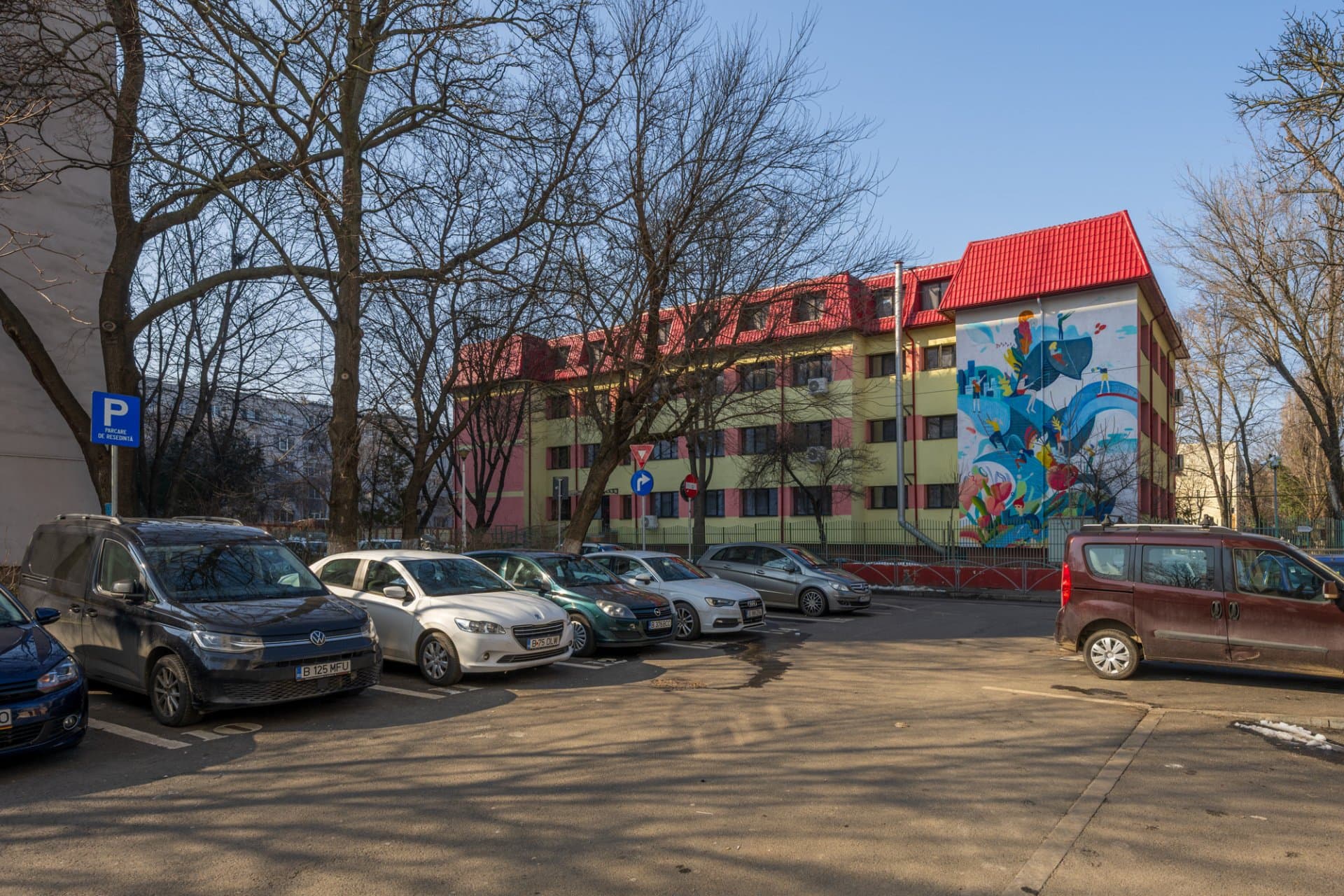 Bloc apartamente cu parcare și copaci desculți