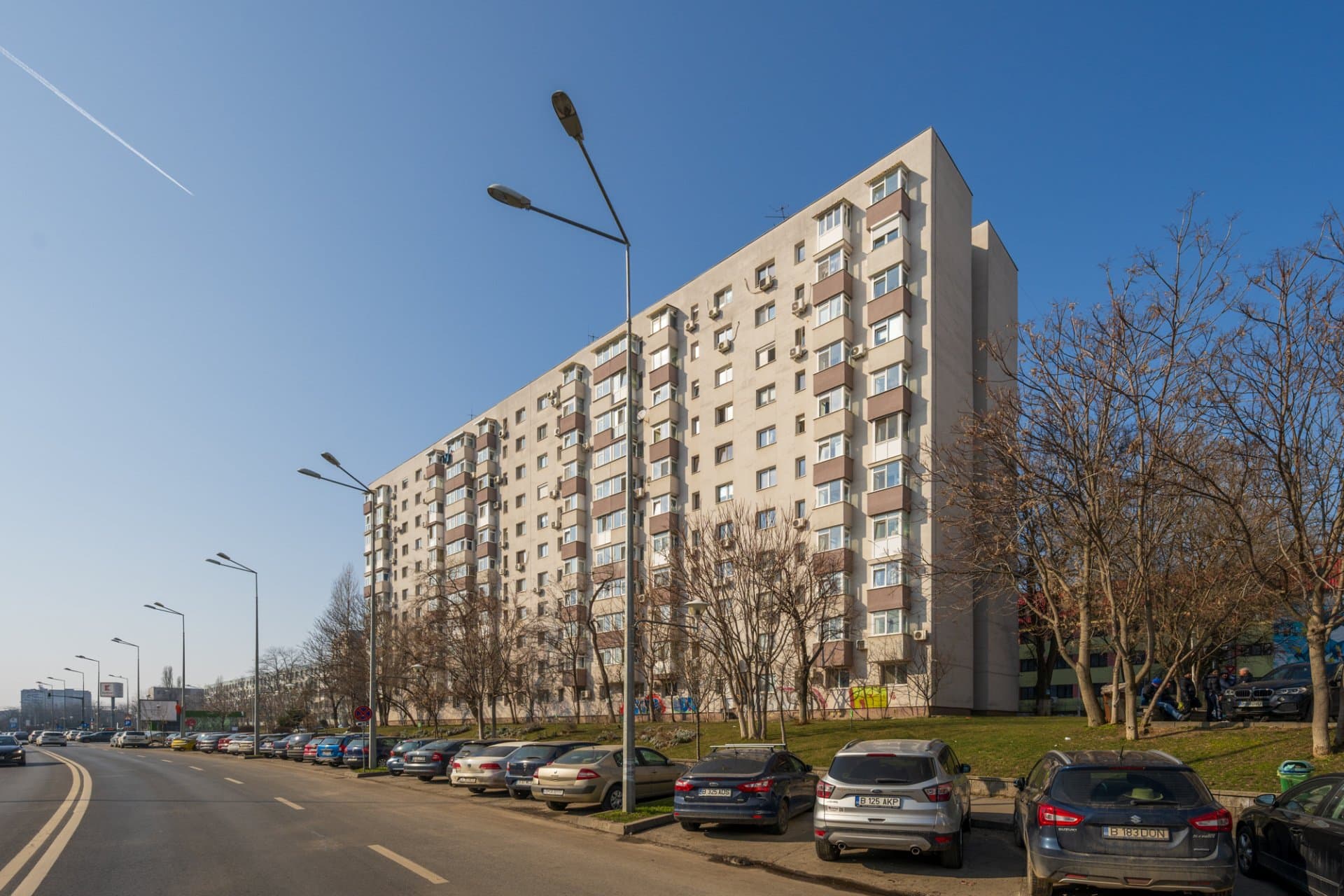 Blocul de apartamente din fața casei