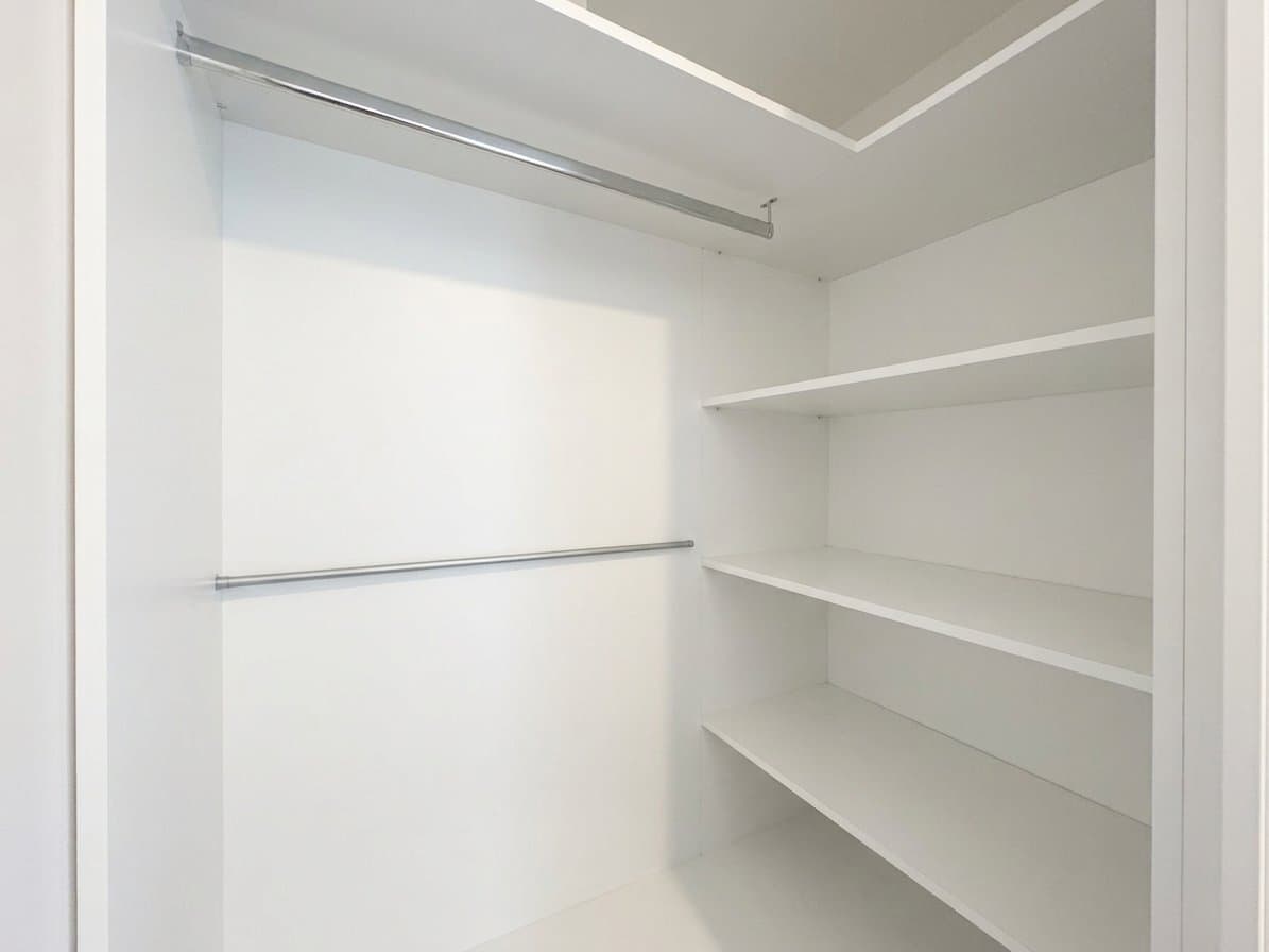 Dressing cu rafturi deschise și bară