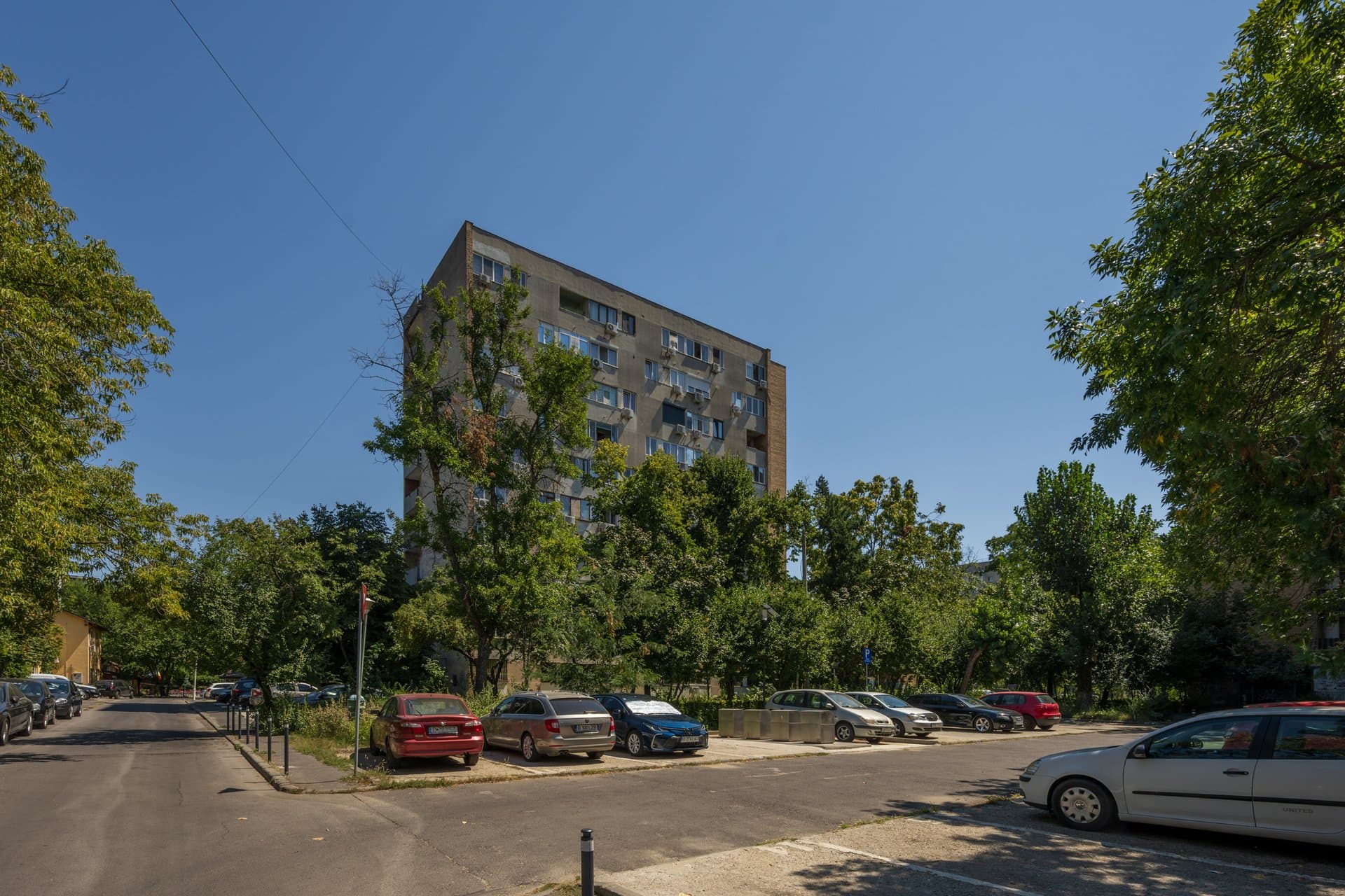 Intrarea blocului și parcare cu locuri auto