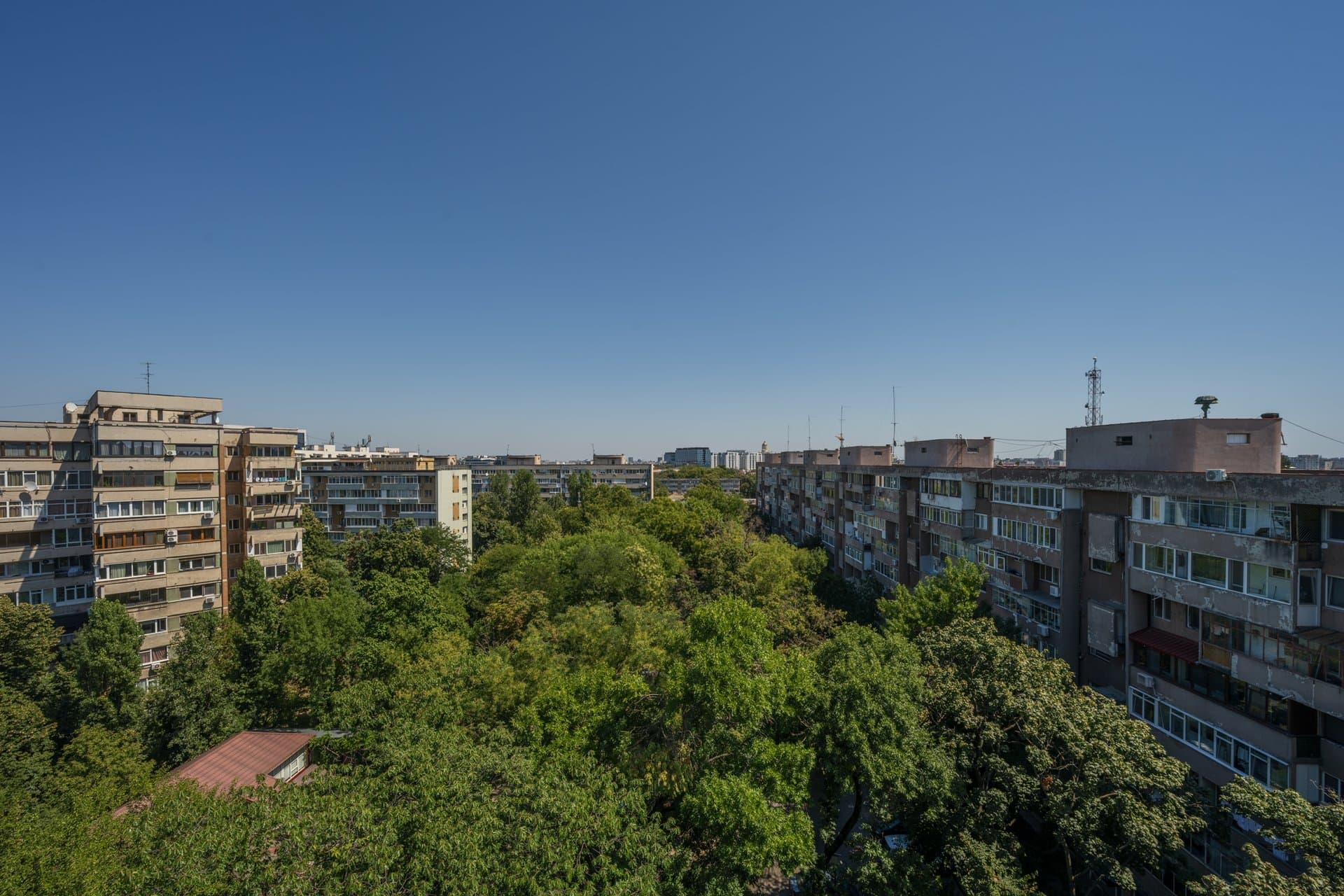 Vedere din balcon către cartier și copaci