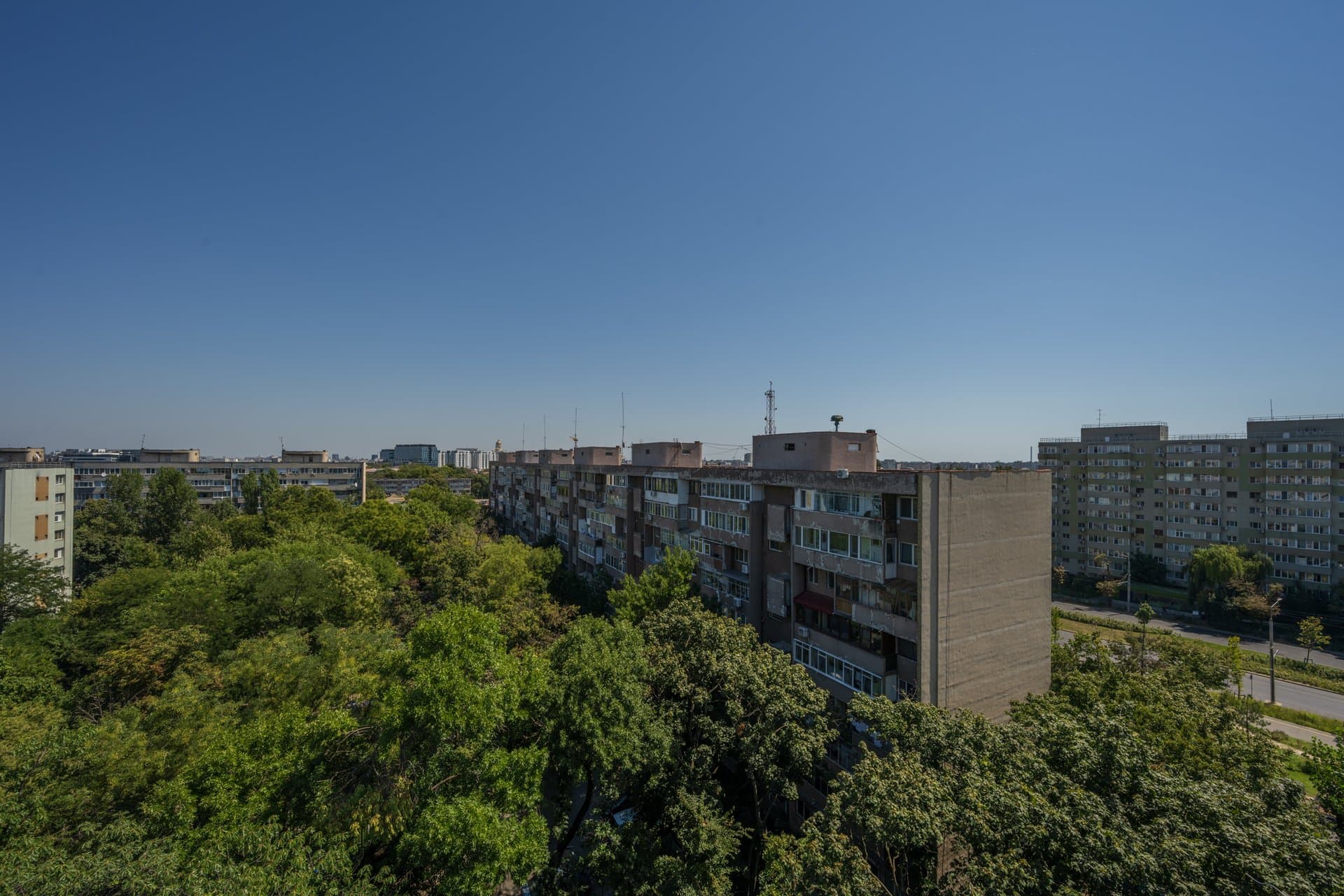 Vedere laterală din balcon, cartier rezidențial