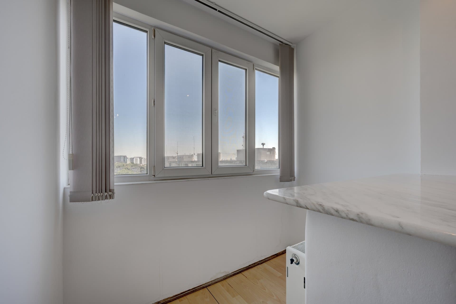 Balcon cu fereastră și vedere către oraș