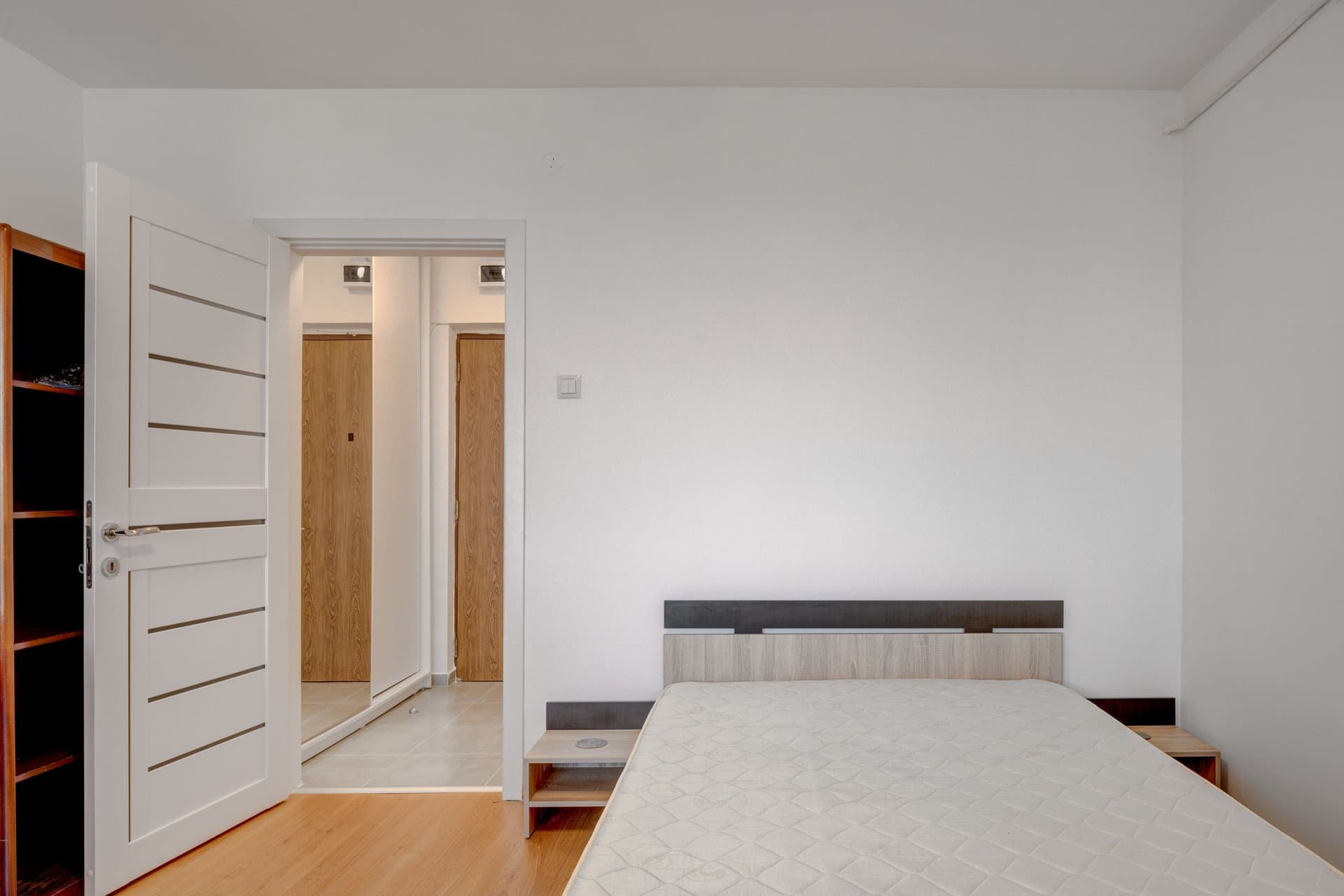Apartament, 1 cameră, Drumul Taberei — Dormitor cu pat și dulap cu ușă albă