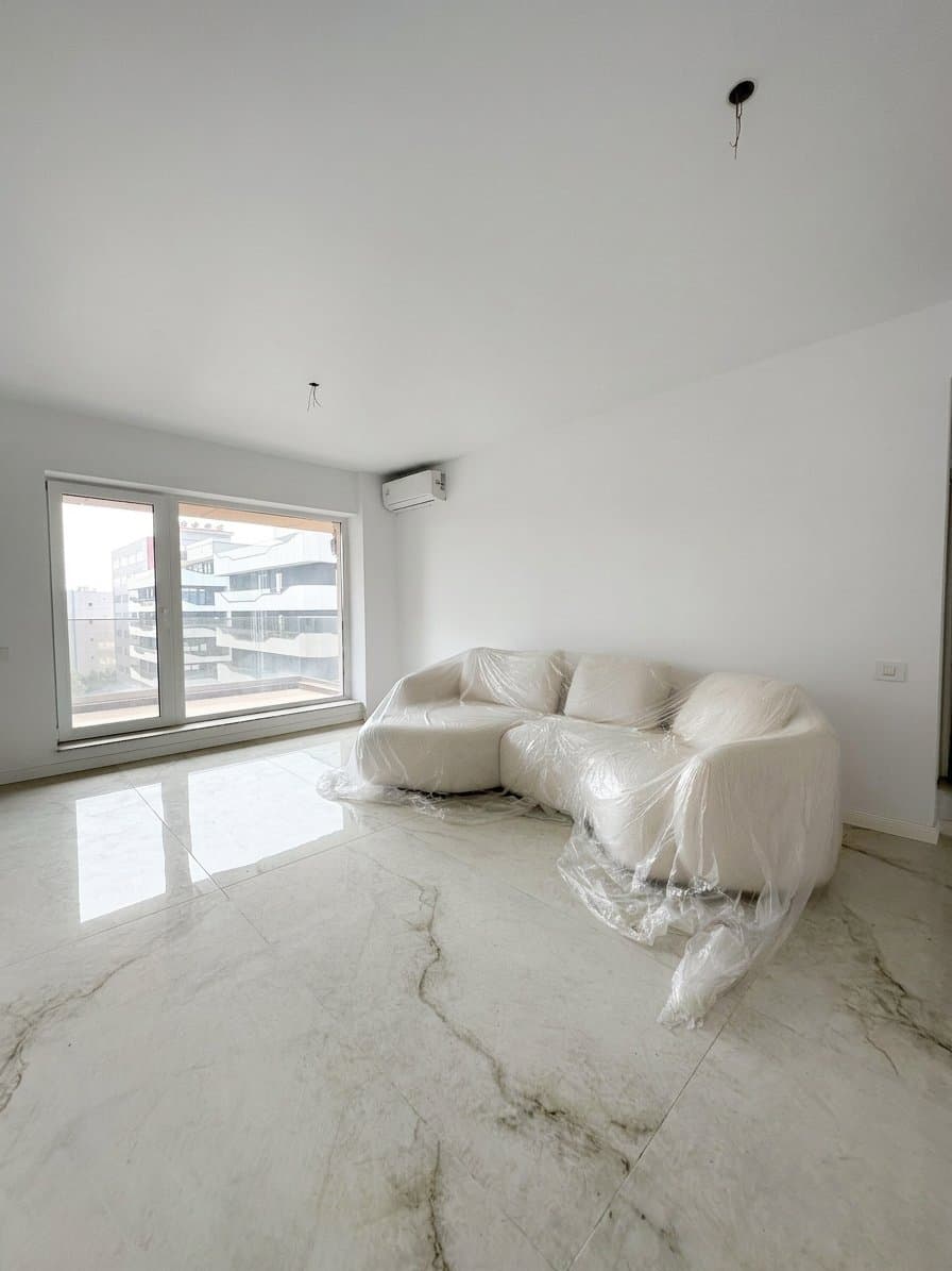 Apartament, 2 camere, Pipera — Living cu canapea albă și geam mare