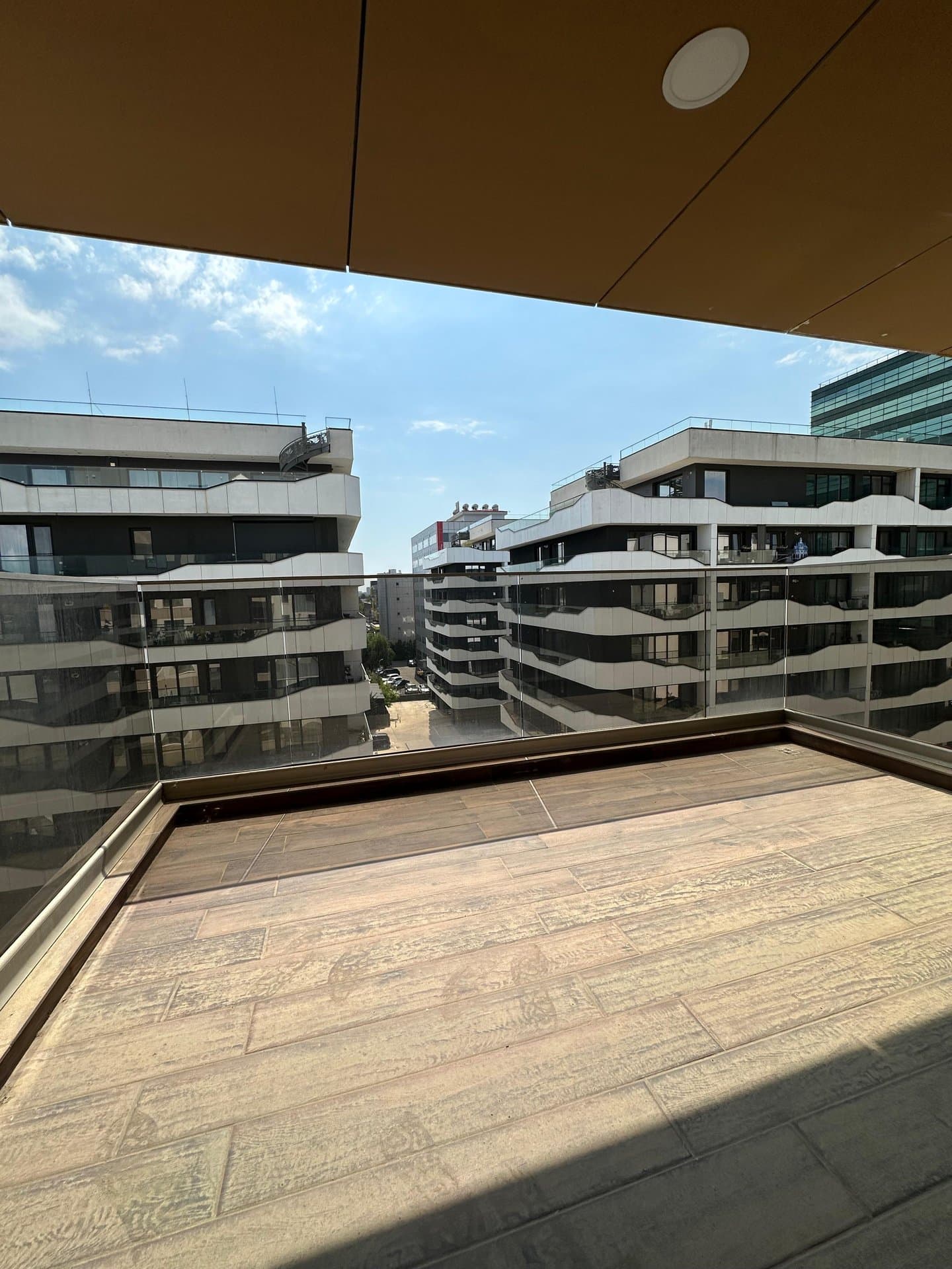 Balcon cu vedere la blocuri moderne din Pipera