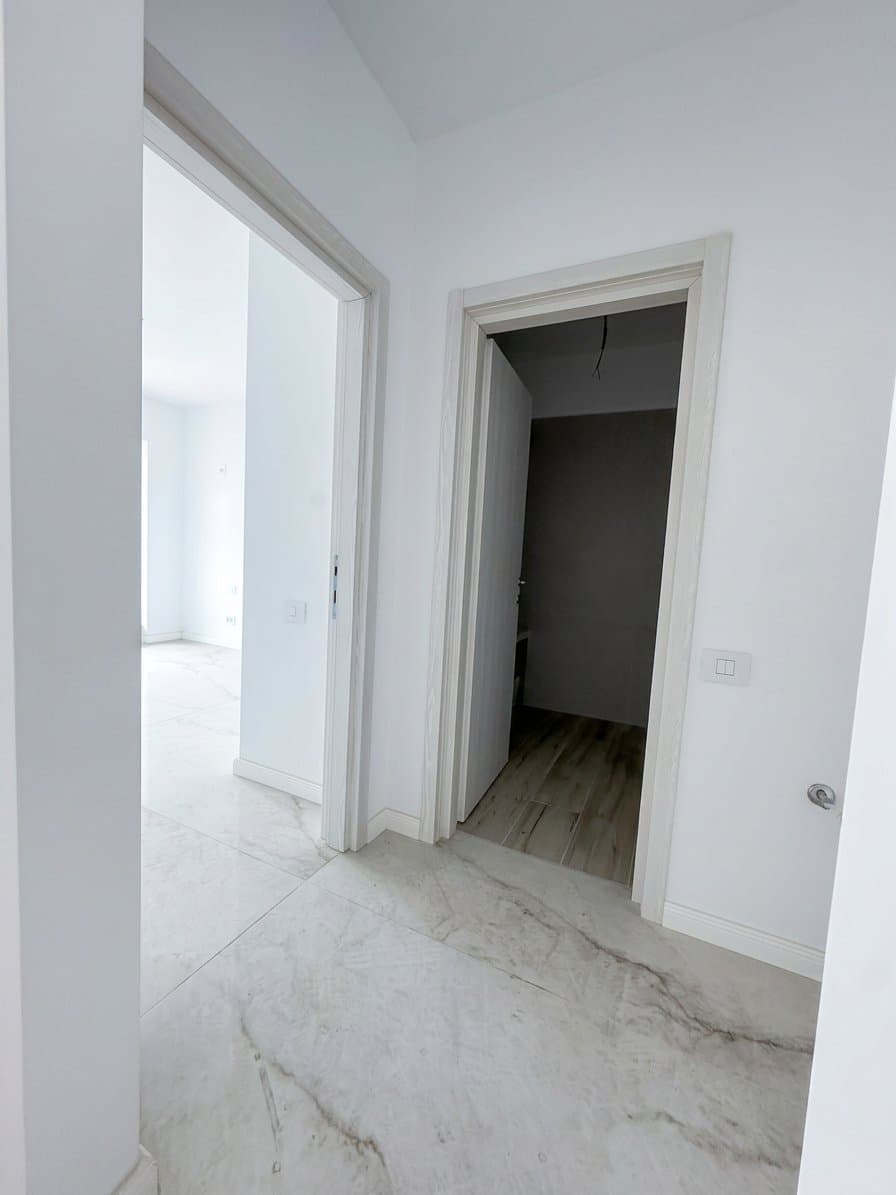 Hol de distribuție cu acces la camere