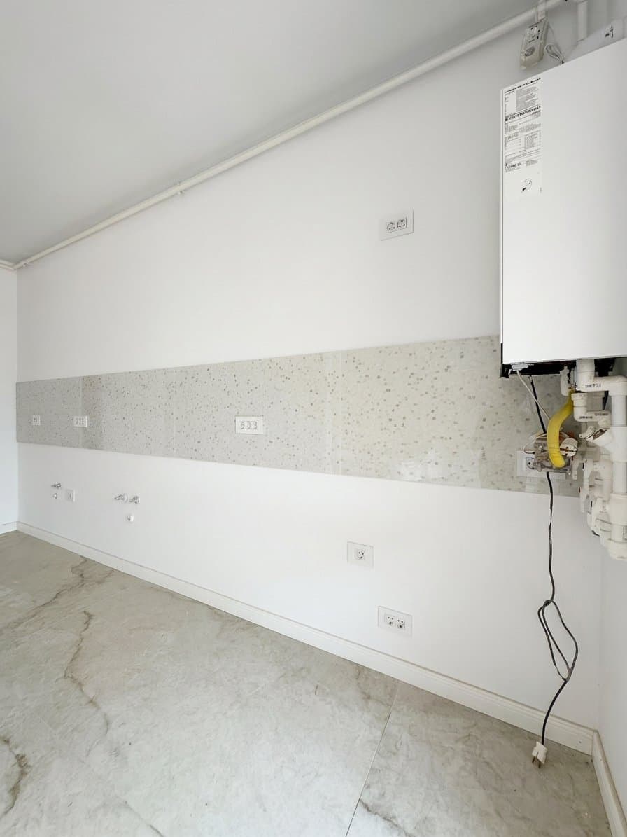 Bucătărie în construcție, perete finisaj