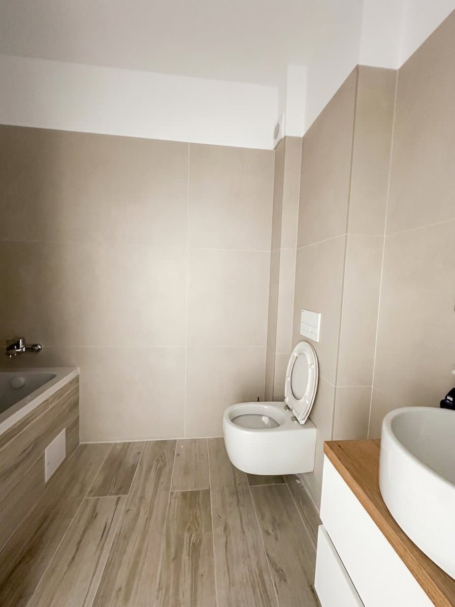 Baie cu toaletă, chiuvetă și mobilier