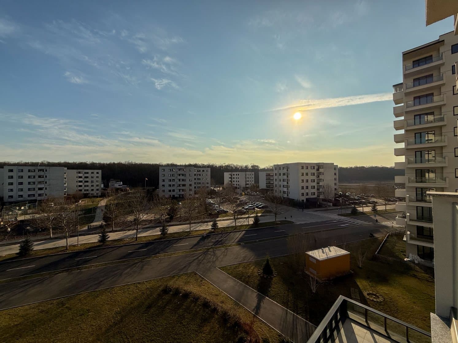 Vedere din balcon la apus peste zona rezidențială