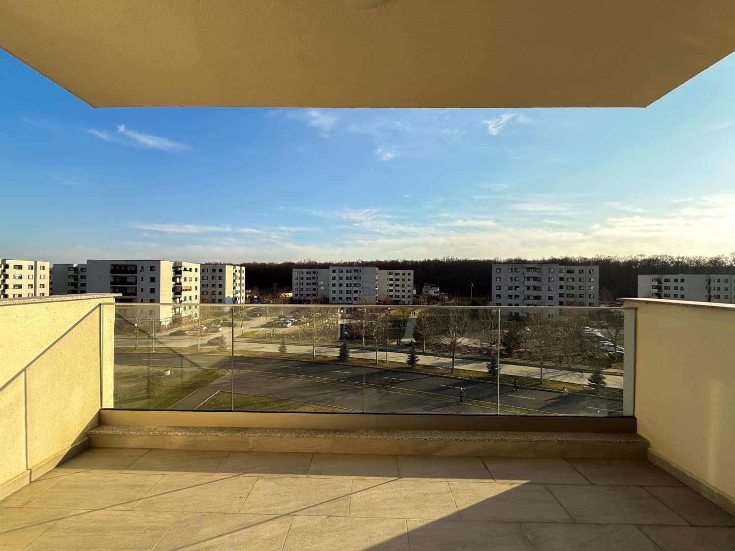 Balcon, aspect din colț opus, vedere spre locuințe