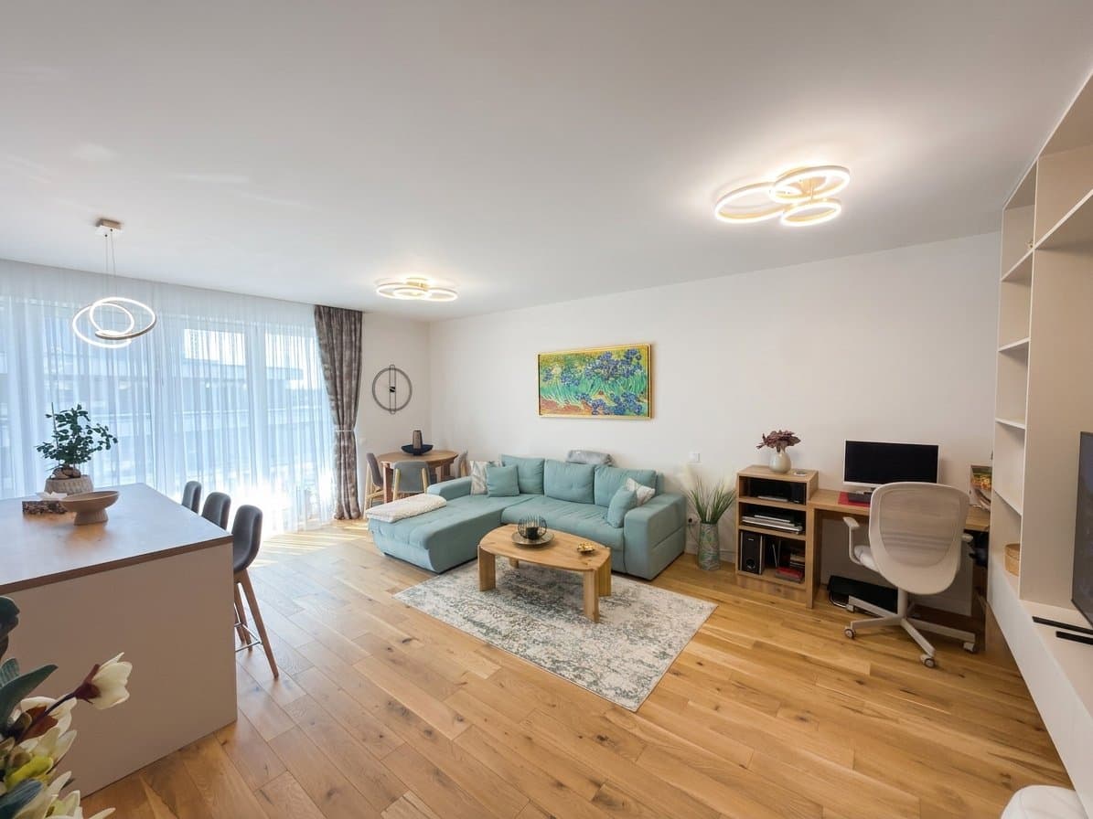 Living din unghi diferit, cu mobilier și rafturi