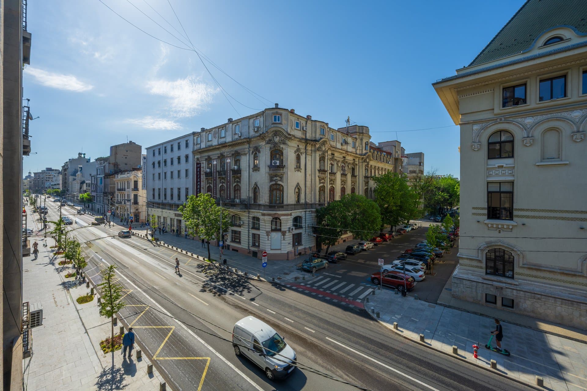 Clădire din colț pe stradă cu cale de tramvai