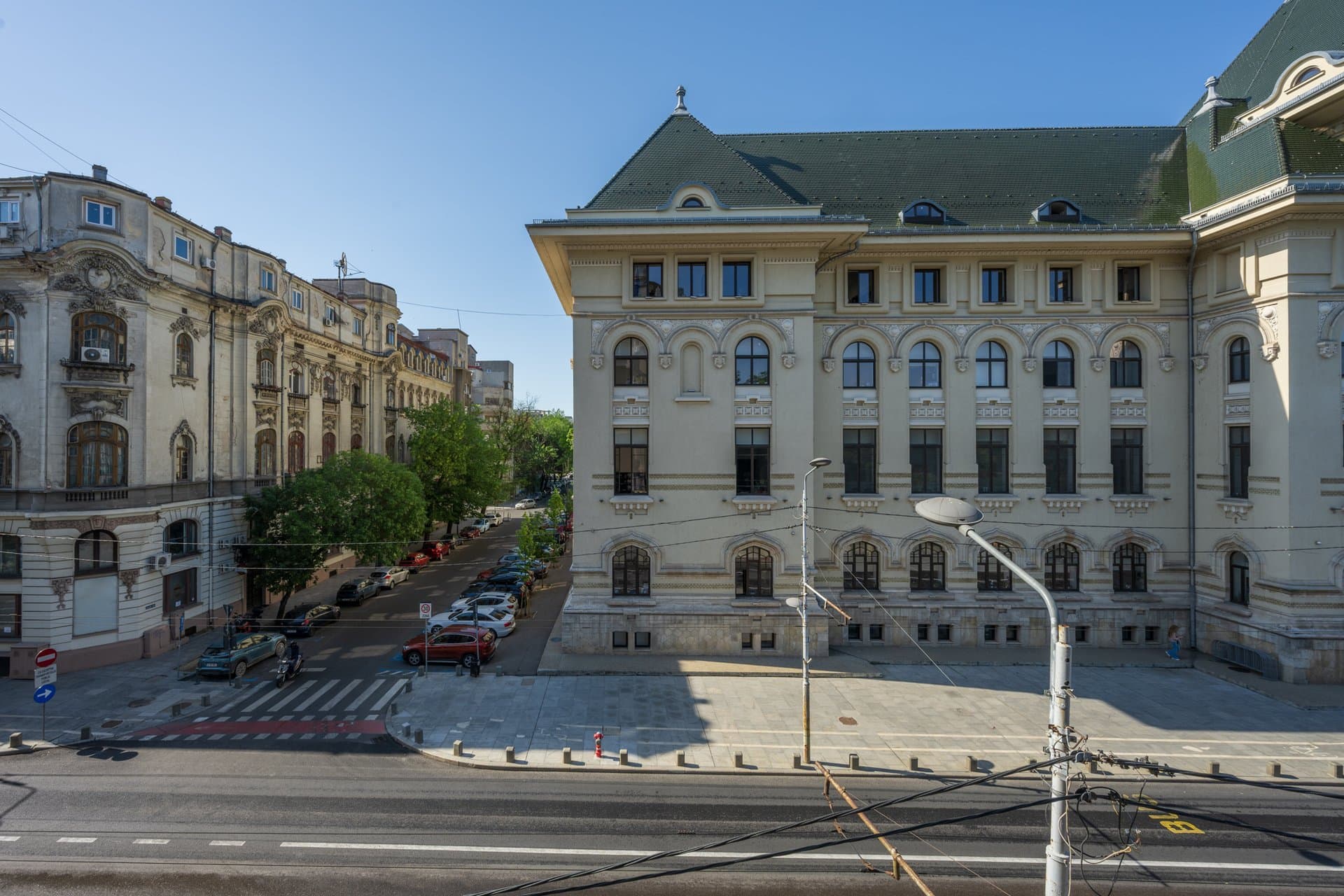 Clădire cu fațadă albă, colt de stradă, Cișmigiu