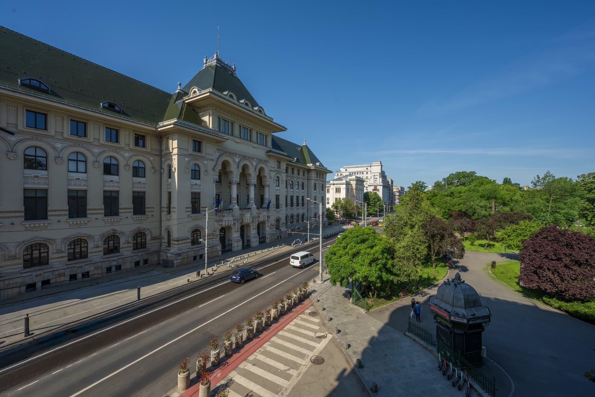 Vedere din balcon către parc și clădiri istorice