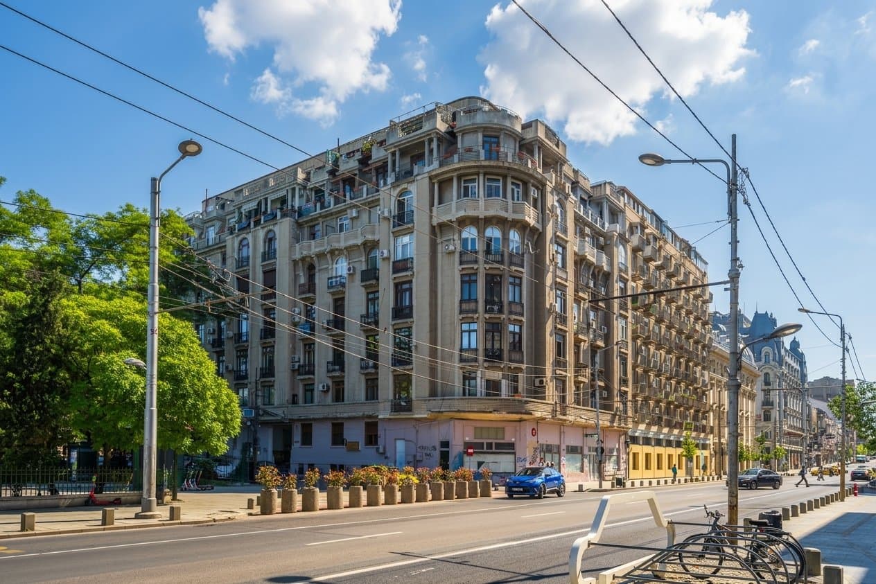 Apartament, 5 camere, Cișmigiu — Fațada clădirii de apartamente, stradă cu tramvai