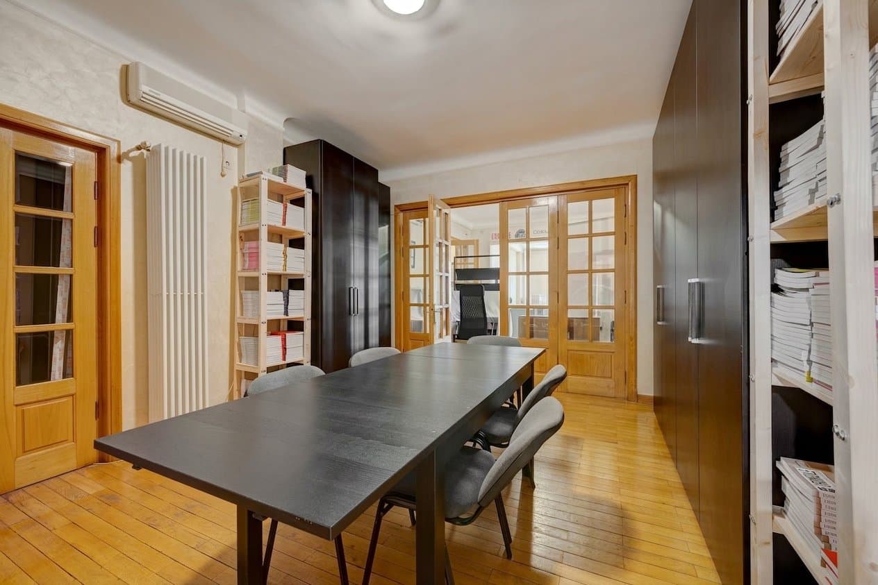 Zonă de lucru cu masă și mobilier de depozitare