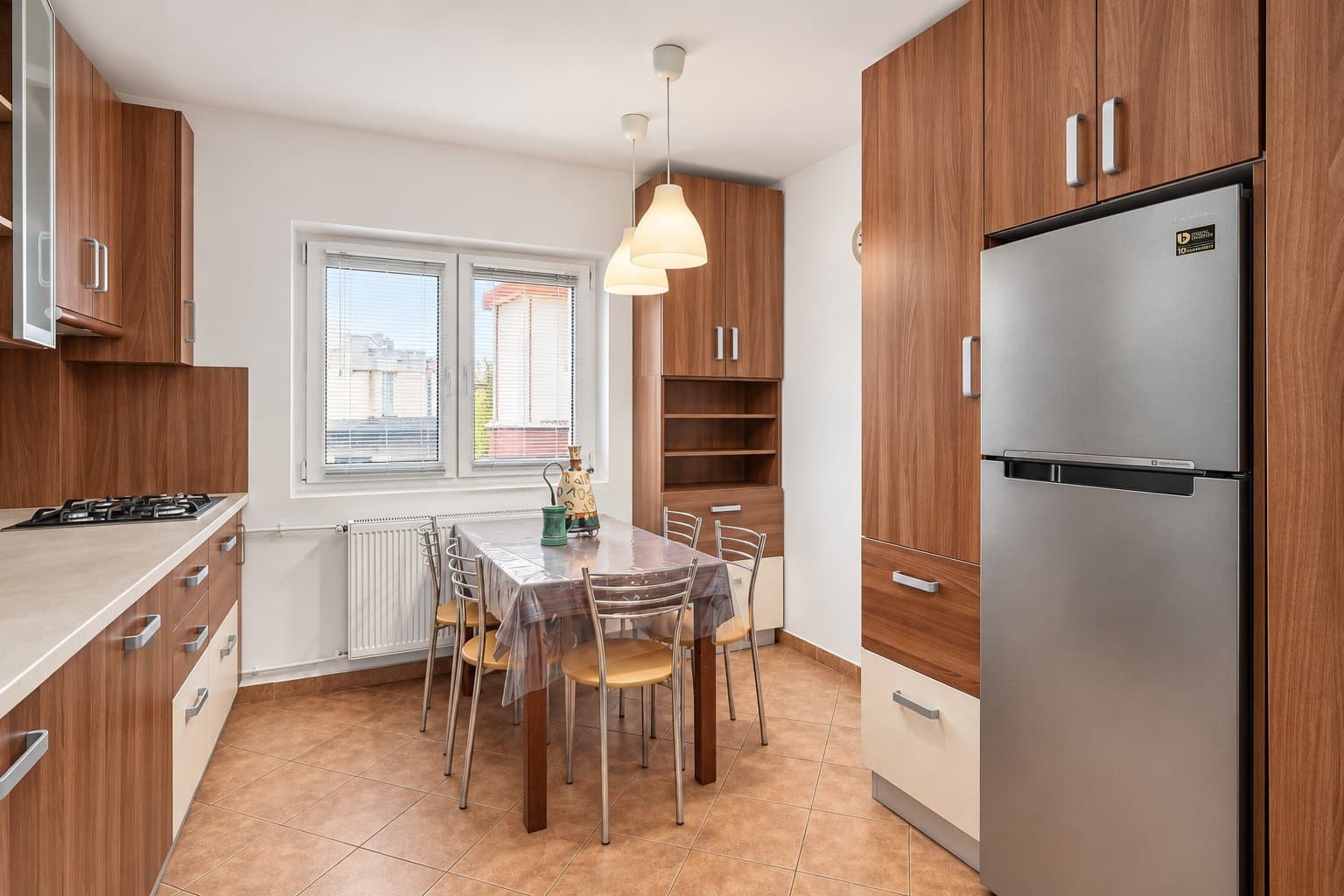 Apartament, 3 camere, de închiriat, București — Bucătărie deschisă cu mobilă maro și masă de dining