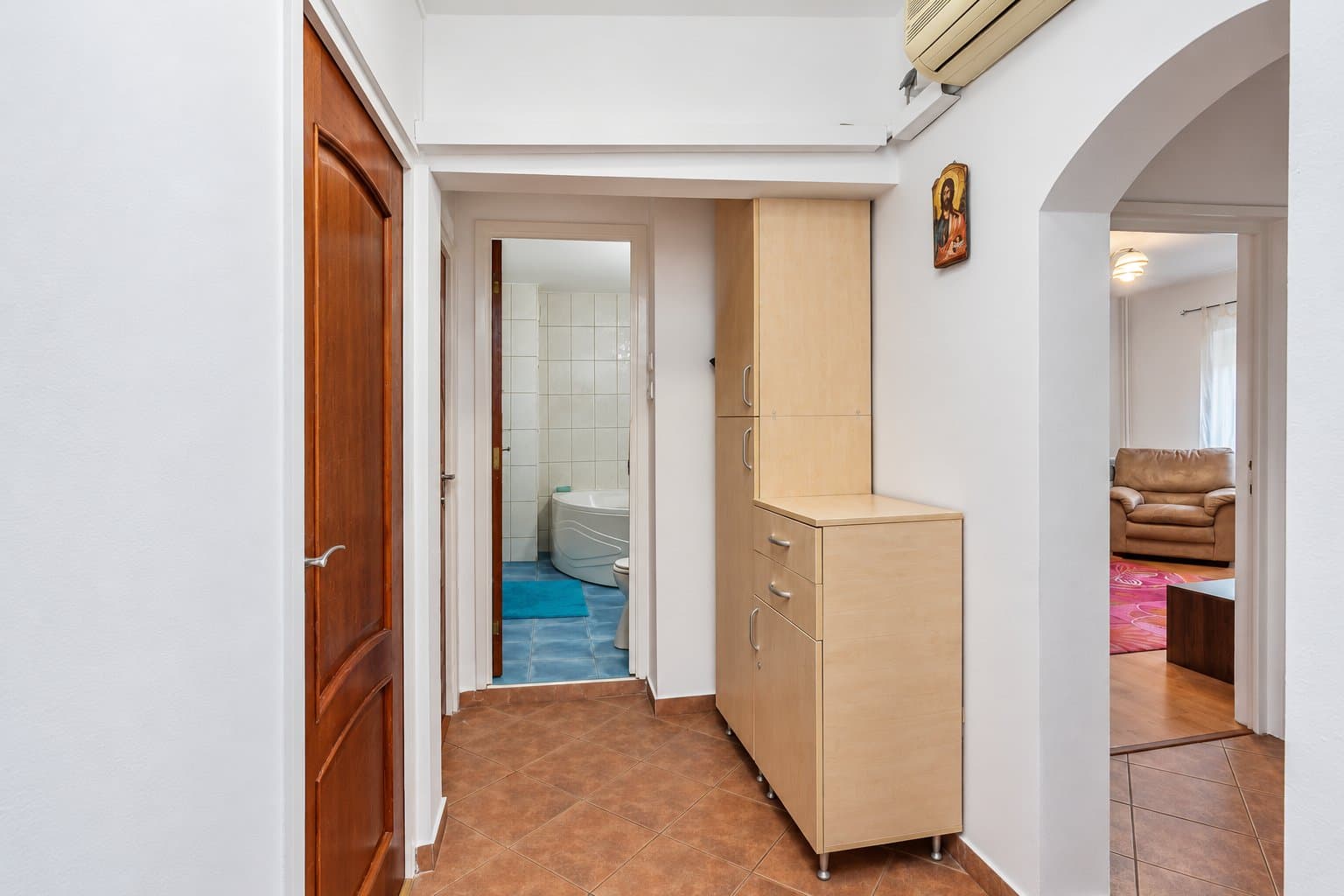 Coridor de intrare cu ușă și acces la baie