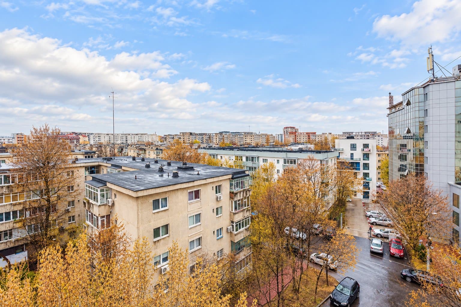 Vedere aeriană din bloc către cartier și copaci
