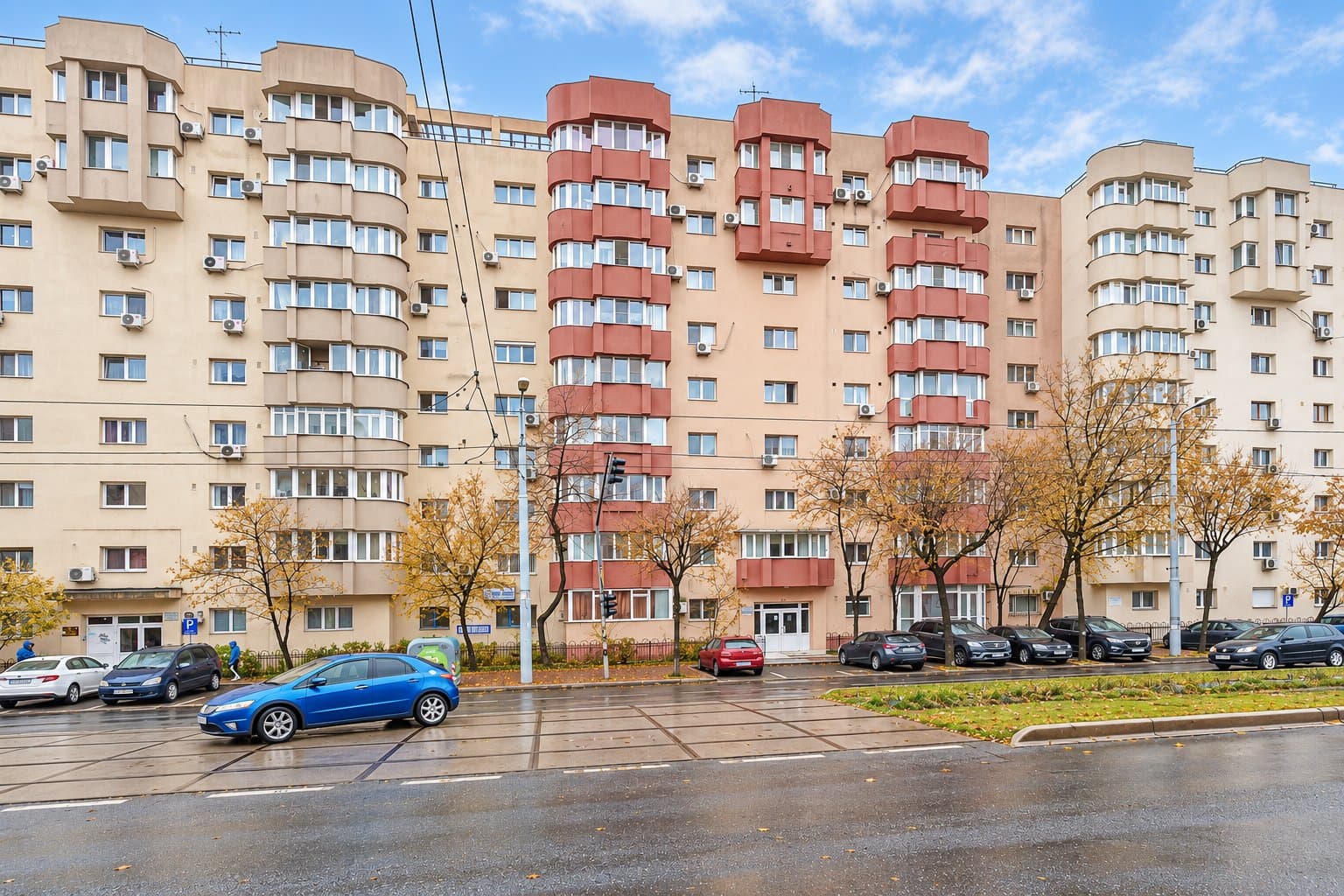 Fațada blocului din stradă, imobile și copaci