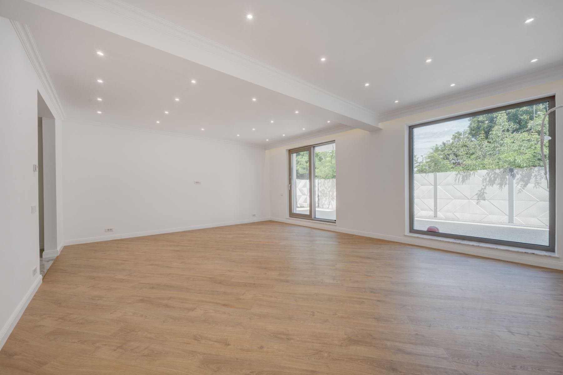 Casă, 6 camere, Bucureștii Noi — Living cu parchet și acces la curte