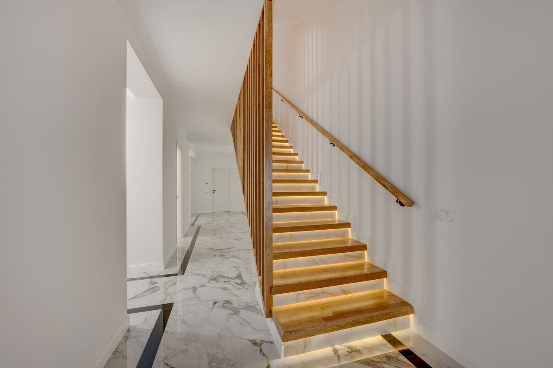 Scări interioare cu balustradă lemn
