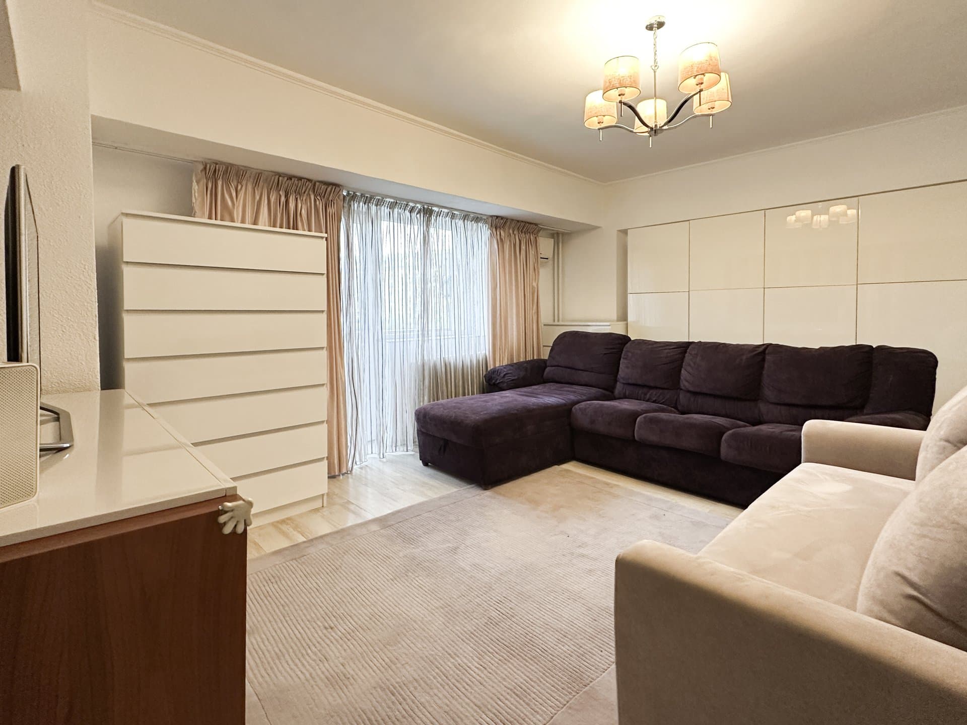 Living, vedere din alt unghi, cu TV pe perete