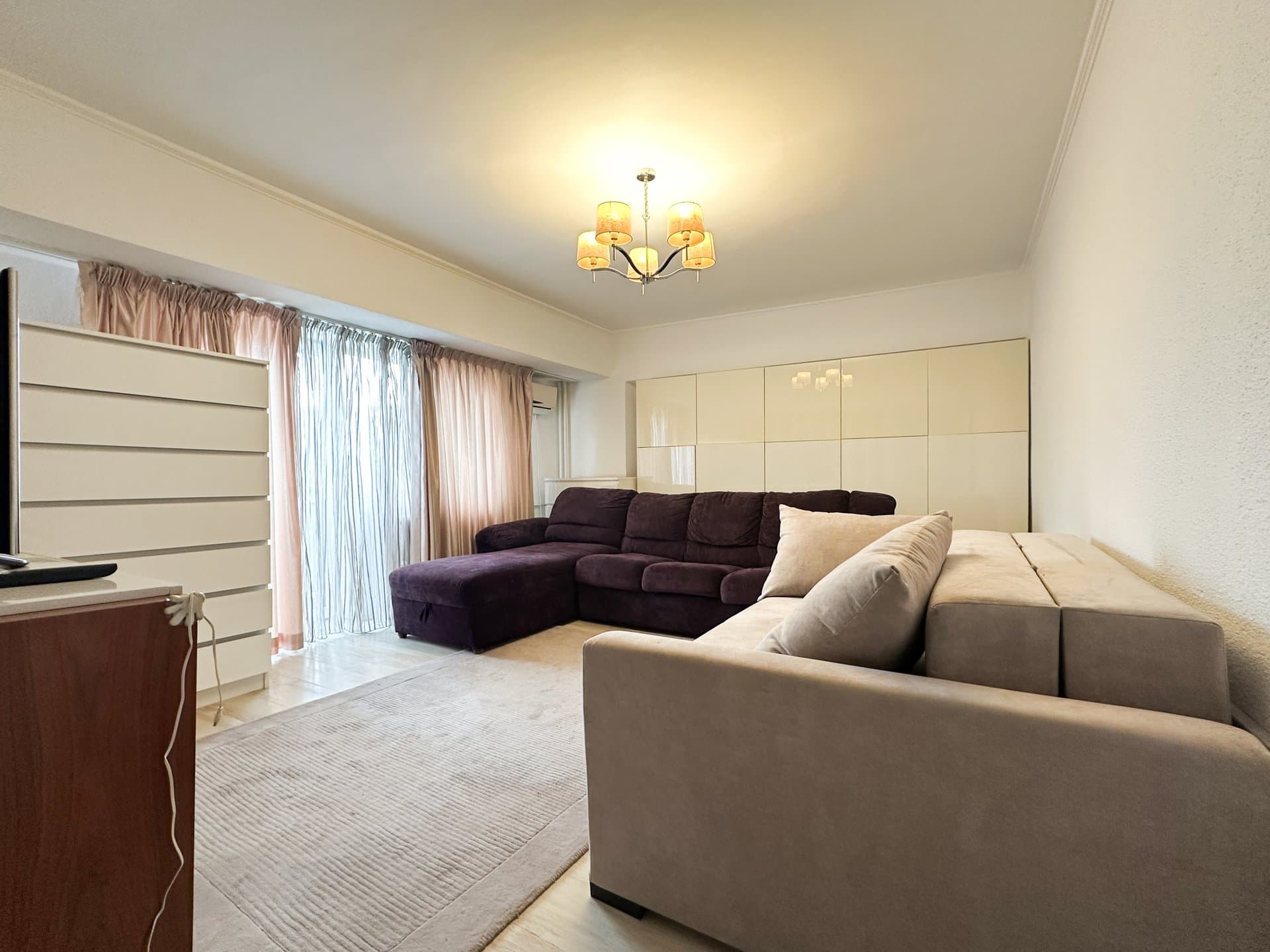 Apartament, 2 camere, București — Living cu canapele și acces la balcon, București