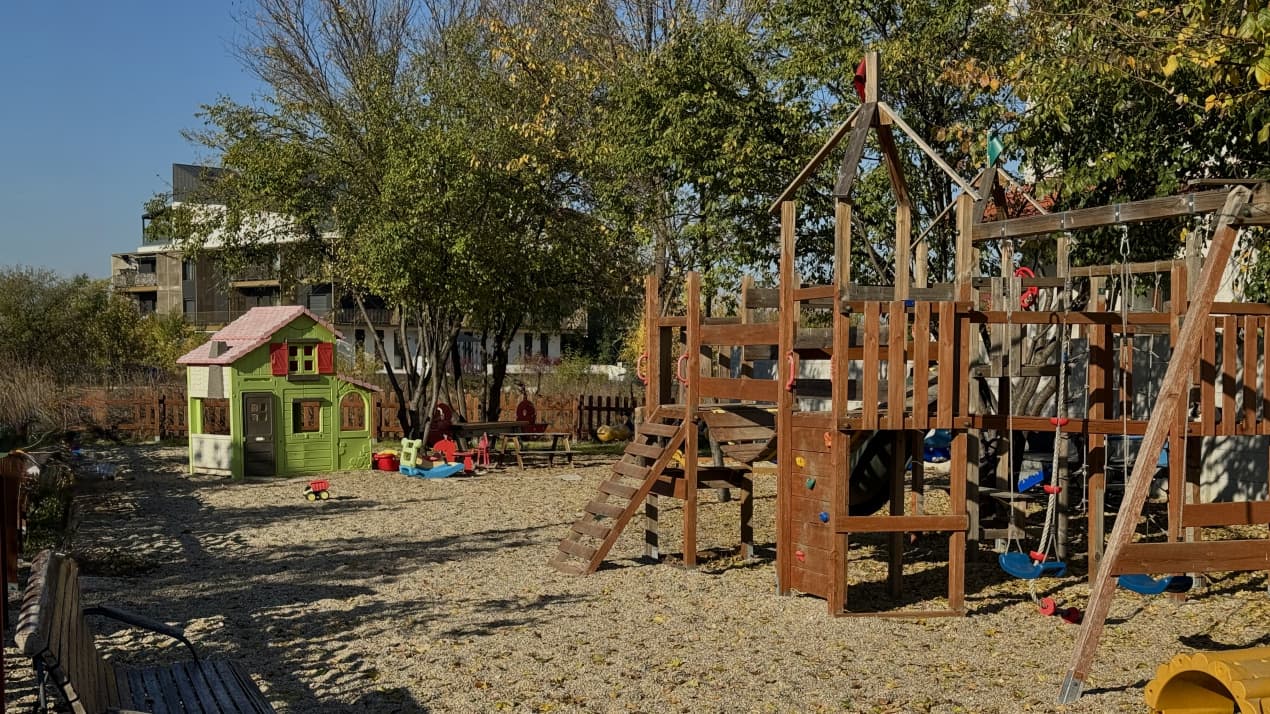 Curte cu loc de joacă și construcții auxiliare