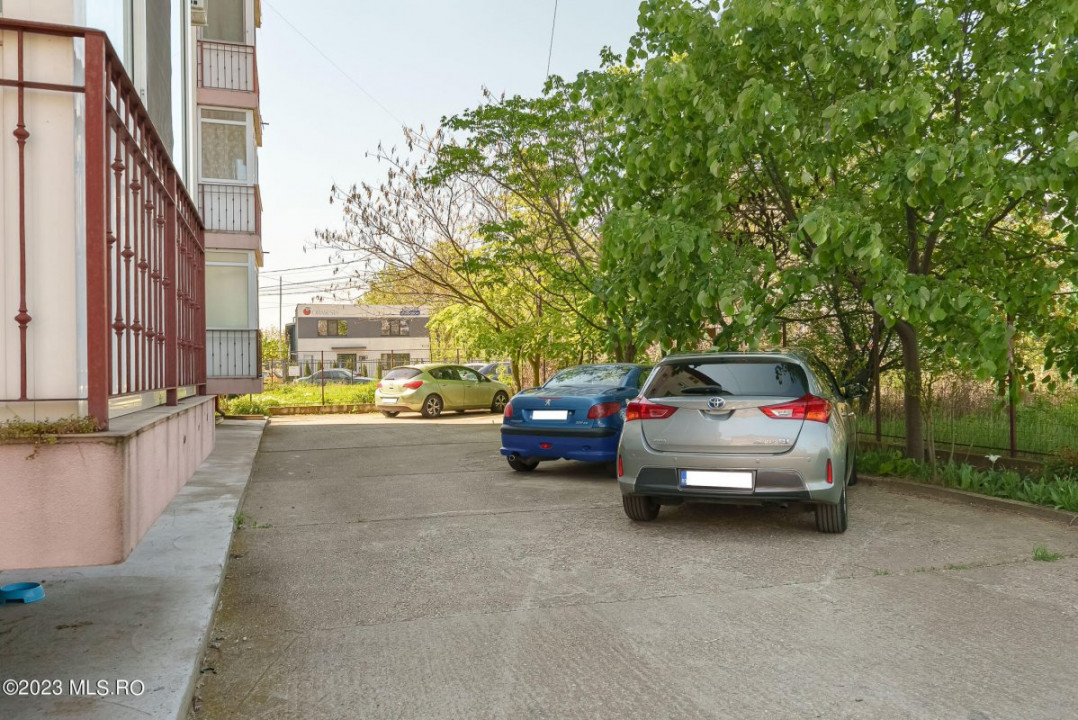 RECENT VANDUT! 1 Decembrie -Garsoniera spatioasa cu loc de parcare si boxa